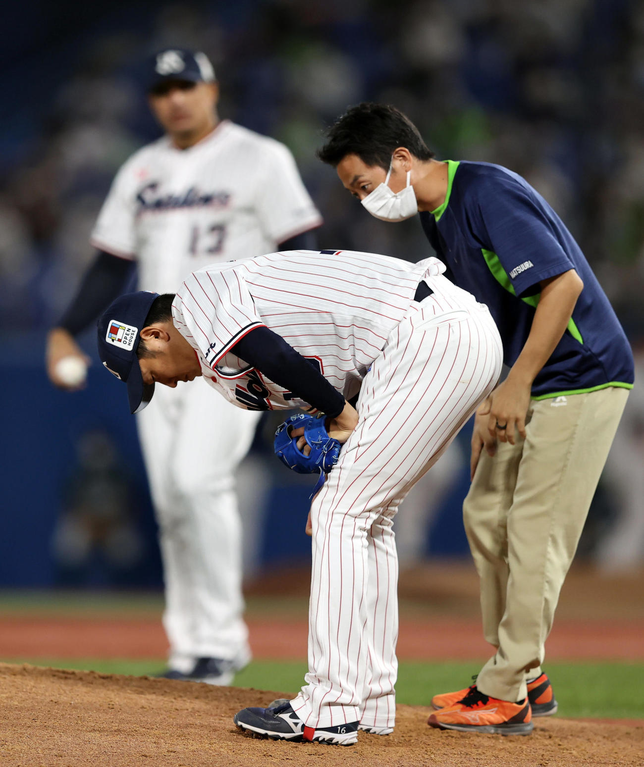 ヤクルト対巨人　6回表巨人1死、岡本和真の打球を足に受け、痛がる原（撮影・狩俣裕三）