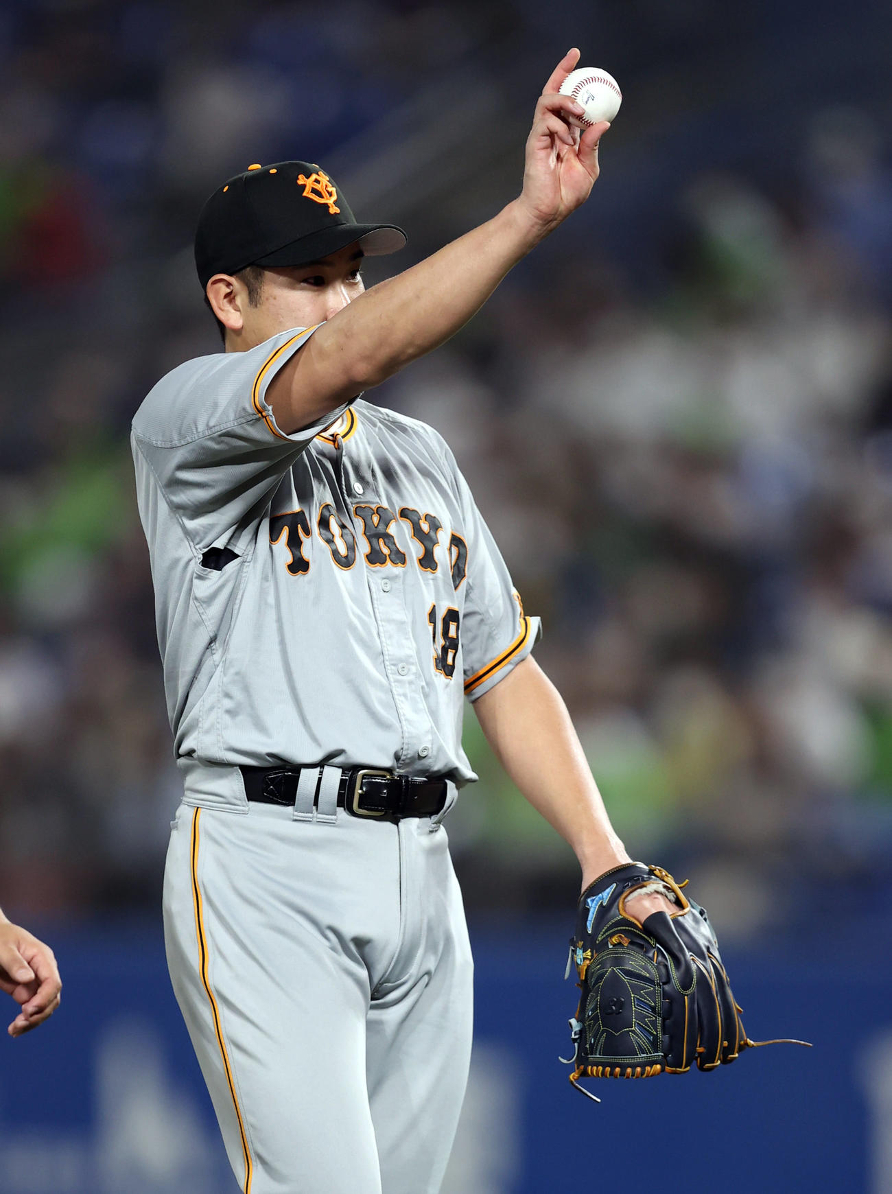 ヤクルト対巨人　7回裏の直前の投球練習後、降板する菅野（撮影・狩俣裕三）