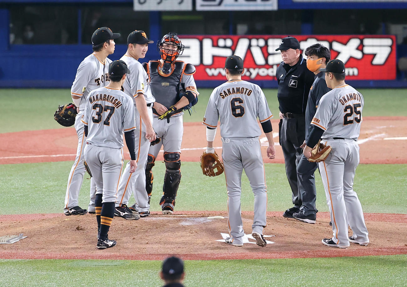 ヤクルト対巨人　7回裏ヤクルトの攻撃前、マウンドで小林（奥）らナインに違和感を訴える菅野（左から3人目）（撮影・浅見桂子）