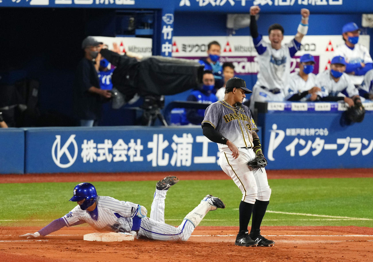 DeNA対阪神　4回裏DeNA2死三塁、三塁への適時内野安打を放ち一塁へヘッドスライディングをする山本（撮影・横山健太）