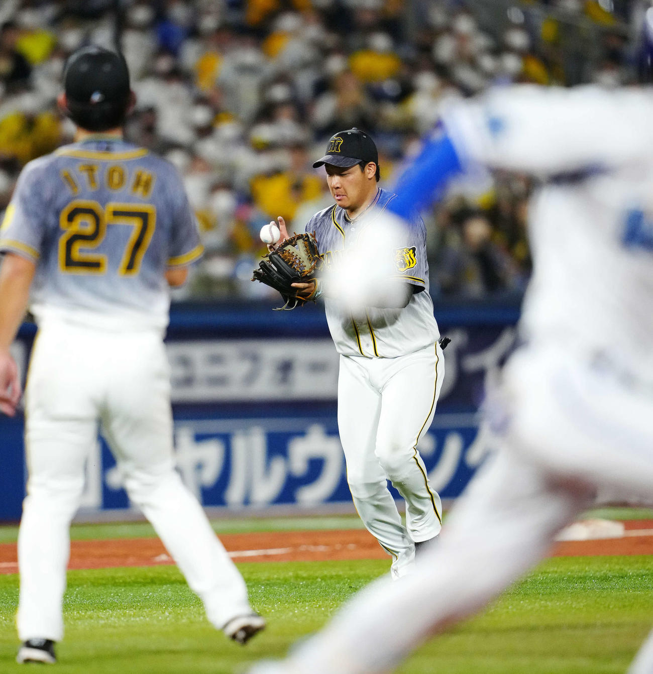 DeNA対阪神　4回裏DeNA2死三塁、適時内野安打となった山本の打球を処理するも送球できなかった三塁手大山（撮影・江口和貴）