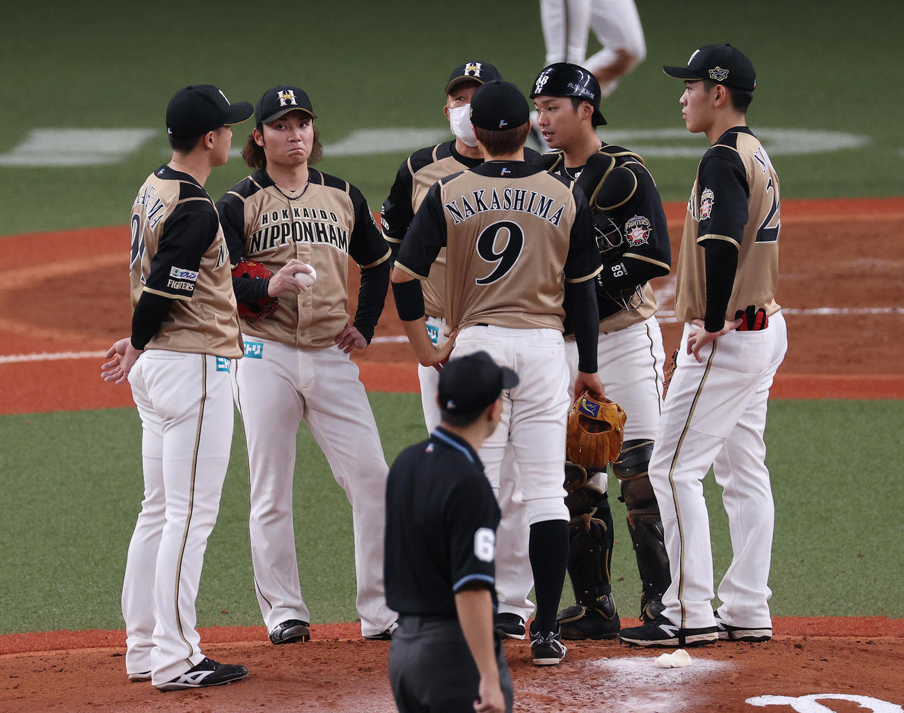 オリックス対日本ハム　5回裏オリックス2死二塁、モヤに勝ち越し中前適時打を浴び厳しい表情を見せる伊藤（左から2人目）（撮影・前田充）