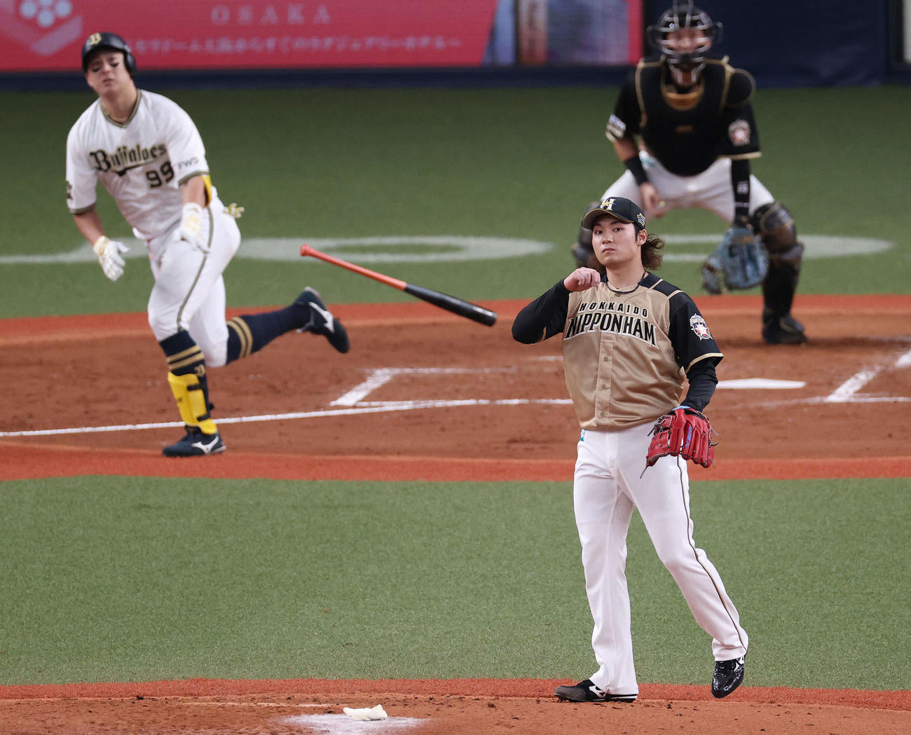 オリックス対日本ハム　3回裏オリックス2死、杉本（左）に中越え本塁打を浴びる伊藤（撮影・前田充）