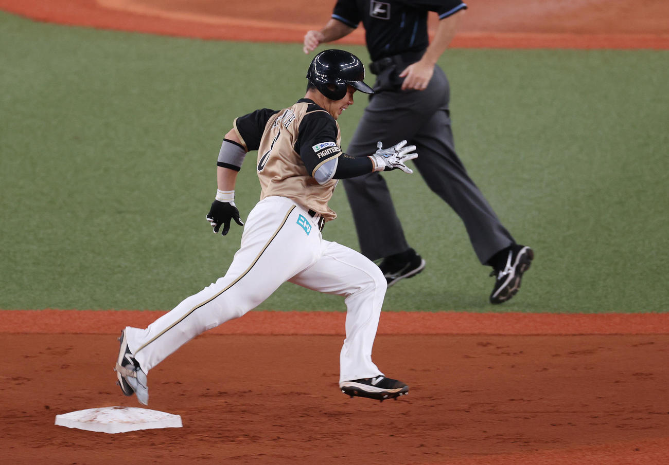 オリックス対日本ハム　2回表日本ハム無死、右翼線へ三塁打を放ち二塁をまわる近藤（撮影・前田充）