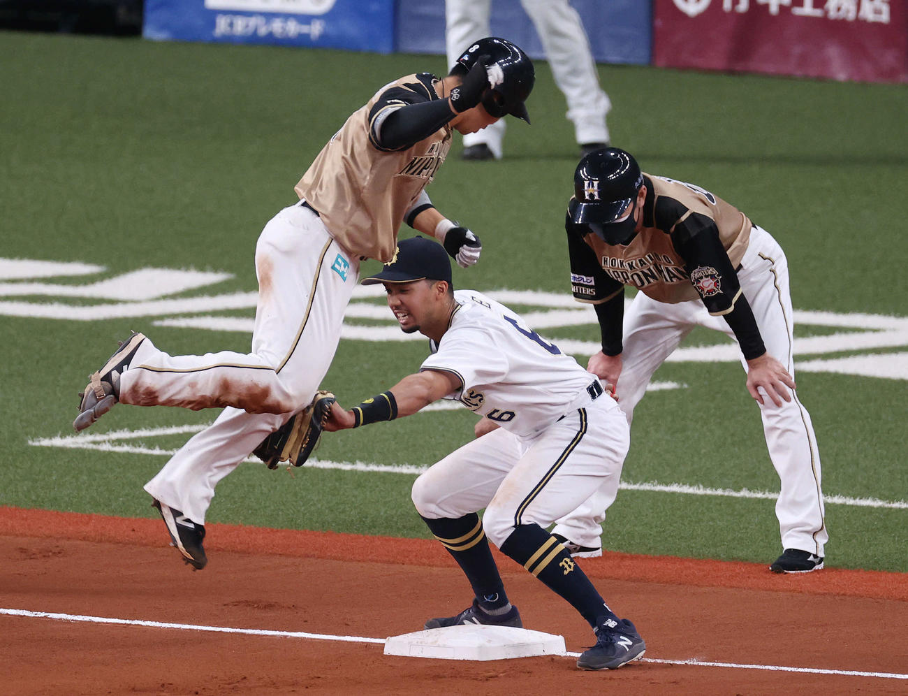 オリックス対日本ハム　6回表日本ハム1死一塁、左越え安打で三塁を狙うもアウトとなる近藤。三塁手宗（撮影・前田充）