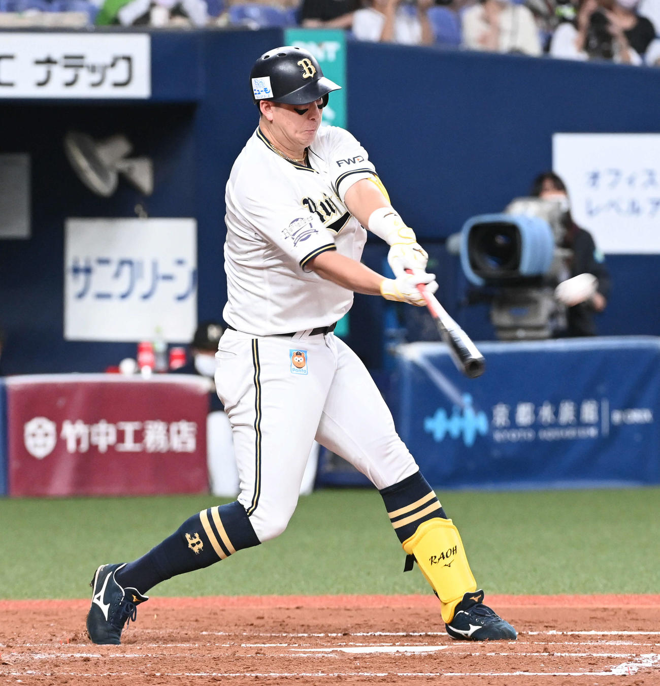 オリックス対日本ハム　3回裏オリックス2死、中越え本塁打を放つ杉本（撮影・前岡正明）