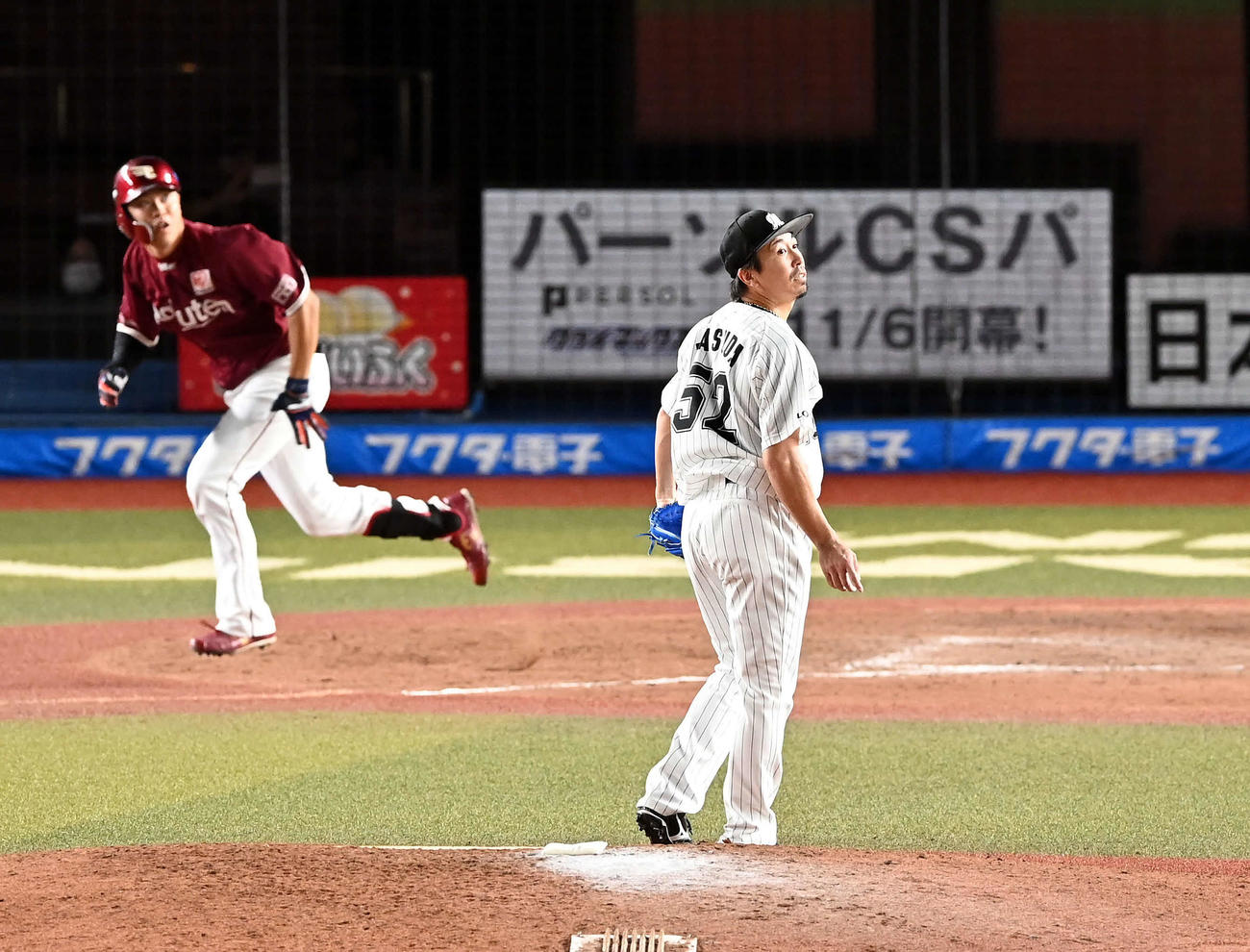 ロッテ対楽天　9回表楽天2死二塁、渡辺佳に勝ち越しの適時二塁打を許す益田（撮影・たえ見朱実）