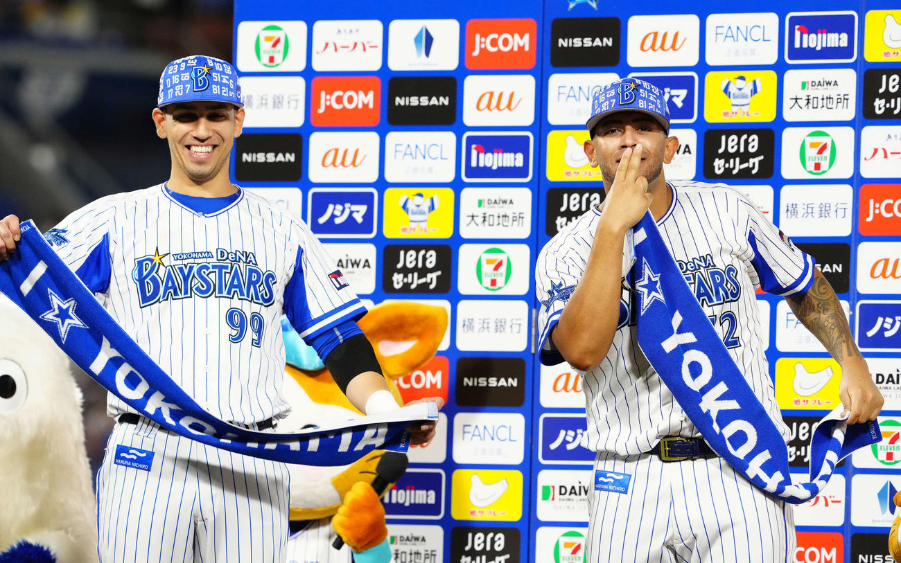 DeNA対阪神　試合後、「ロモちゃんペ！」を披露するDeNAロメロ（右）。左はソト（撮影・江口和貴）