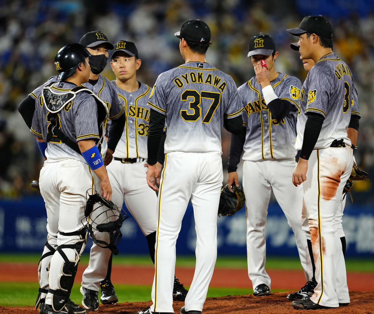 DeNA対阪神　8回裏、マウンドの阪神及川（左から4人目）を激励する矢野監督（同2人目）（撮影・江口和貴）