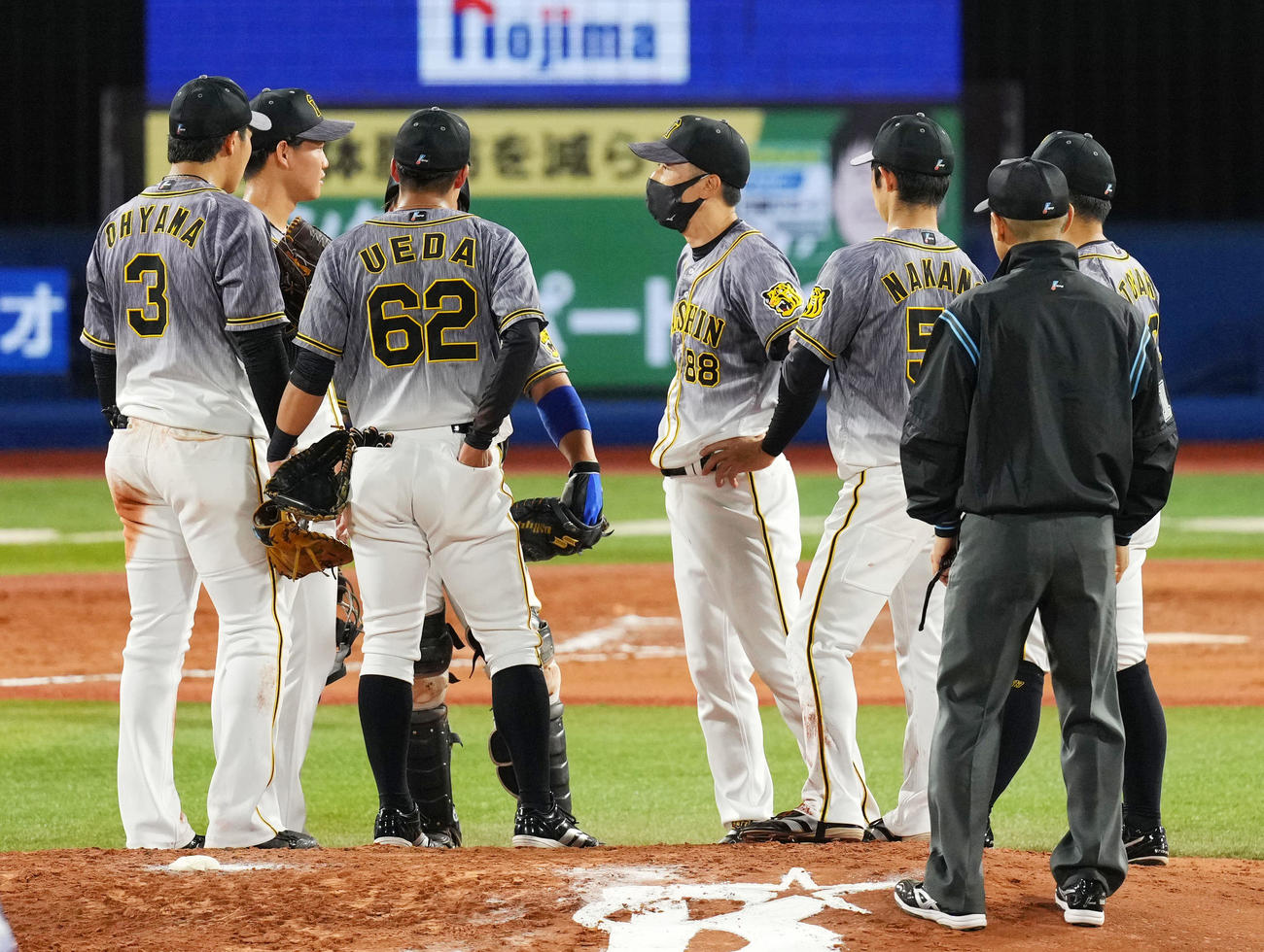 DeNA対阪神　8回裏途中、マウンドに行き及川に声をかける矢野監督（右から4人目）（撮影・横山健太）