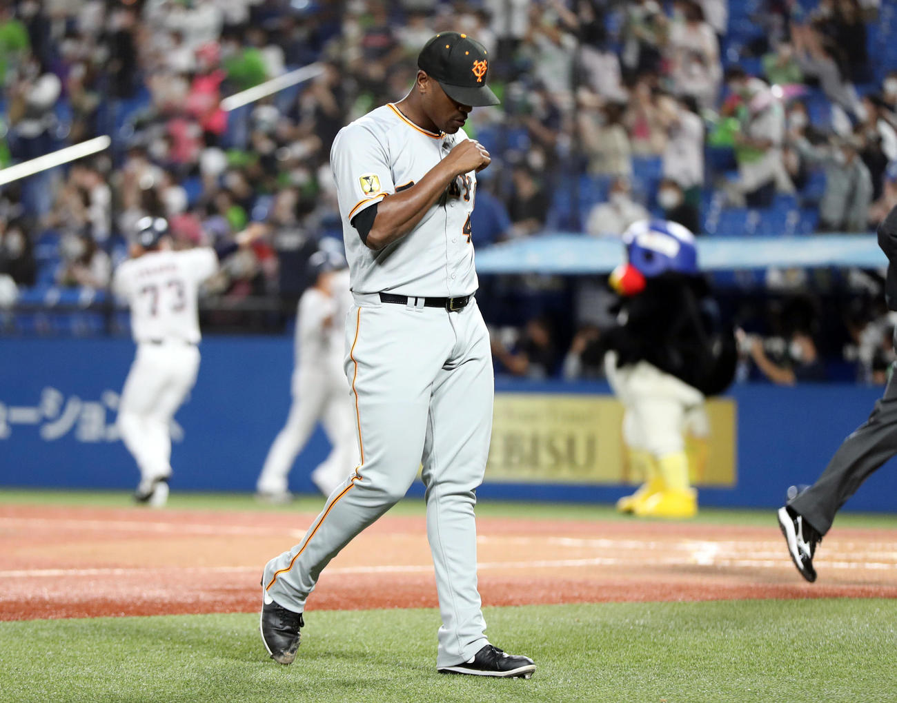 ヤクルト対巨人　サヨナラ負けを喫し、引き揚げるビエイラ（撮影・狩俣裕三）
