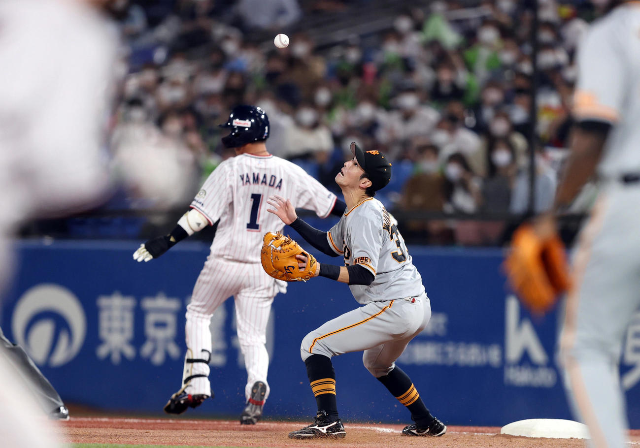 ヤクルト対巨人　9回裏ヤクルト2死二塁、坂本の悪送球を捕り損なう若林晃弘（右）。後方は打者山田（撮影・狩俣裕三）