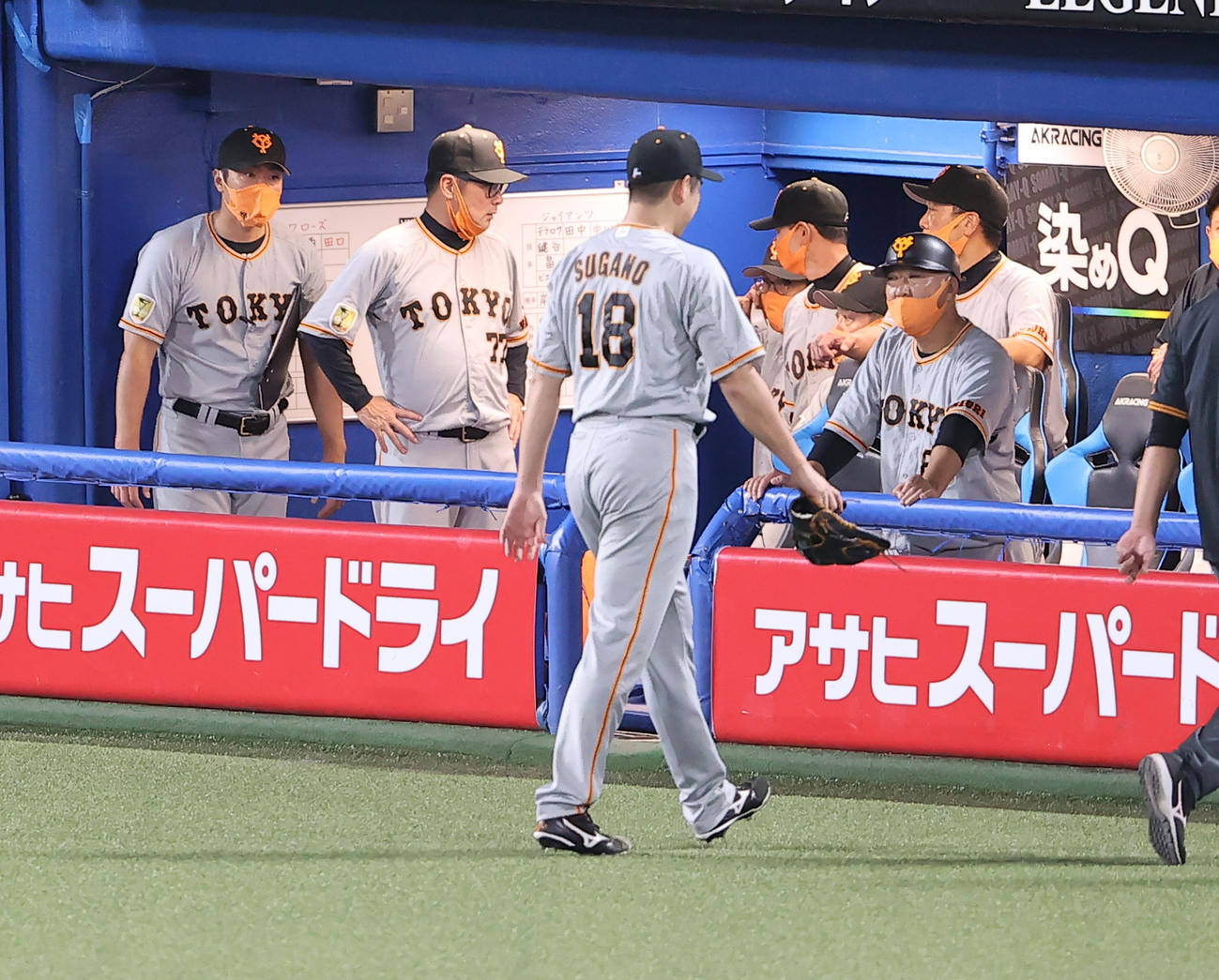 ヤクルト対巨人　7回裏ヤクルトの攻撃前、マウンドで違和感を訴え降板する菅野（手前）の奥でばたつく巨人コーチ陣（撮影・浅見桂子）