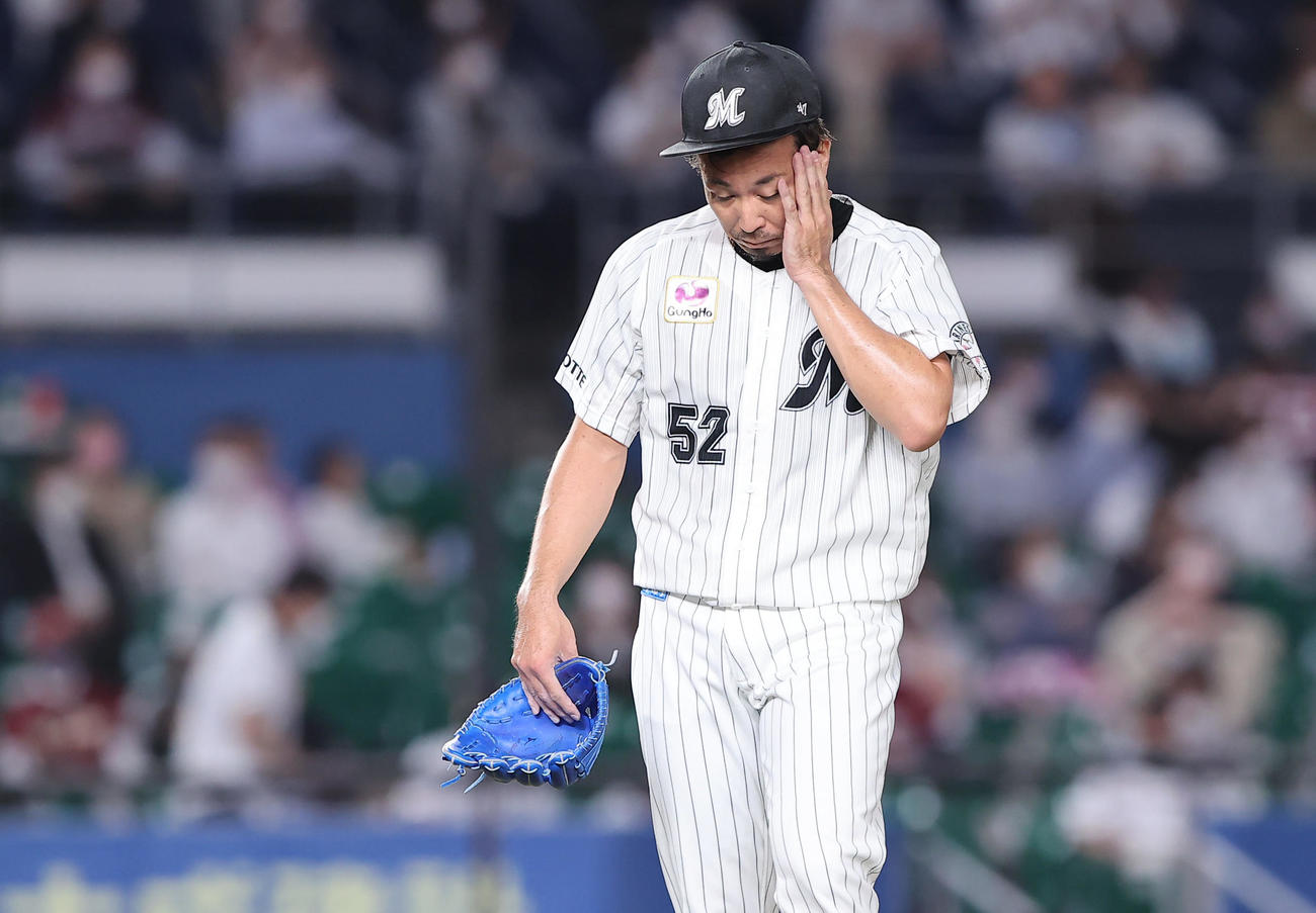 ロッテ対楽天　9回表、決勝点を許したがっくりと肩を落とすロッテ益田（撮影・垰建太）