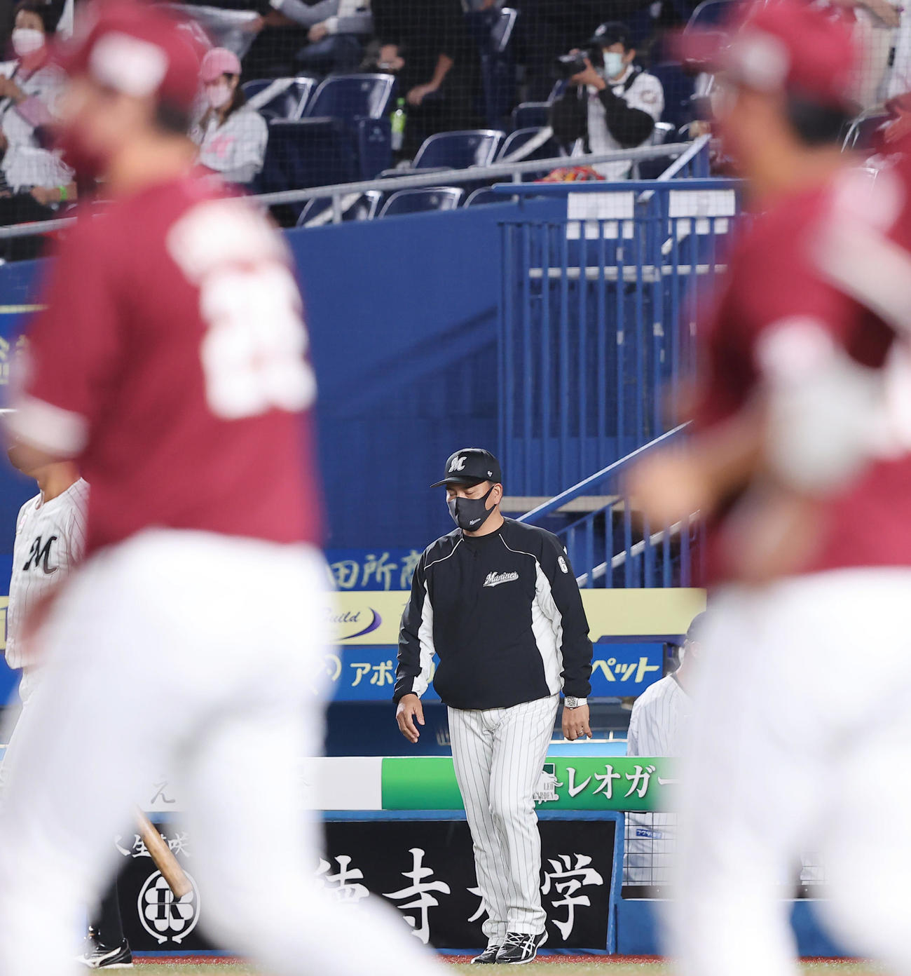ロッテ対楽天　楽天に敗れうつむくロッテ井口監督（撮影・垰建太）