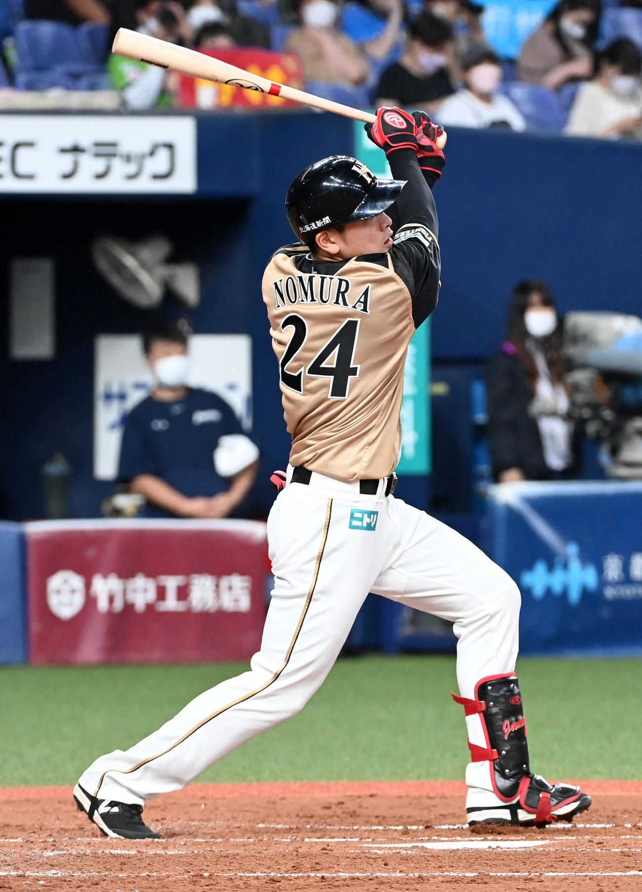 オリックス対日本ハム　4回裏日本ハム無死、野村は中越え本塁打を放つ（撮影・前岡正明）