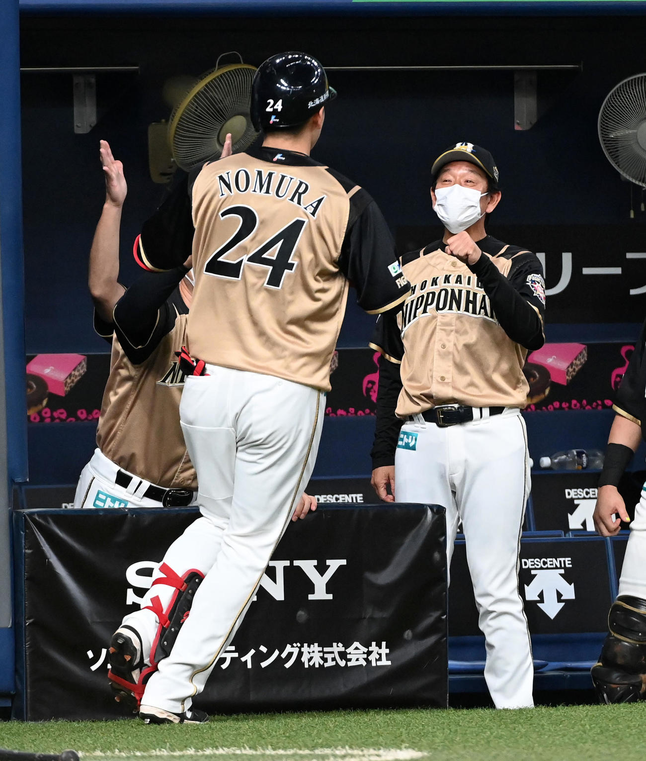 オリックス対日本ハム　4回裏日本ハム無死、中越え本塁打を放った野村（左）を笑顔で迎える栗山監督（撮影・前岡正明）