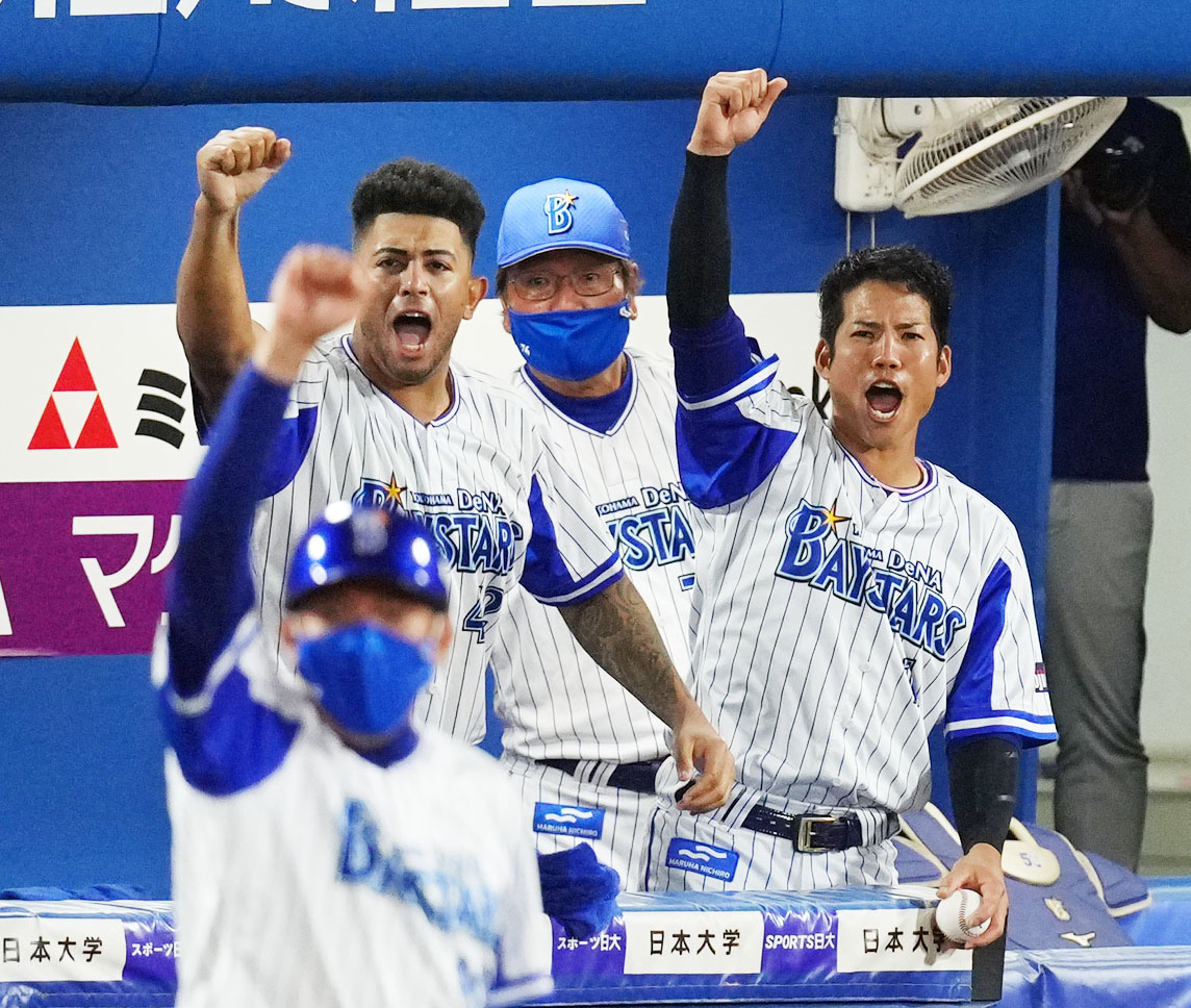 DeNA対阪神　8回裏DeNA1死二塁、ソトの中越え2点本塁打で逆転し歓喜するロメロ（左）。右は桑原（撮影・横山健太）