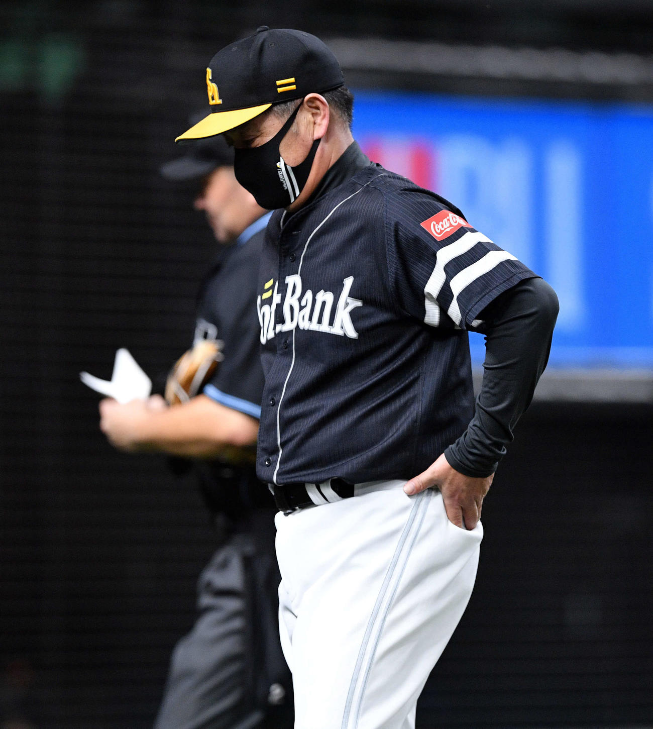 西武対ソフトバンク　3回裏、投手の交代を告げ浮かない表情でベンチへ戻るソフトバンク工藤監督（撮影・滝沢徹郎）