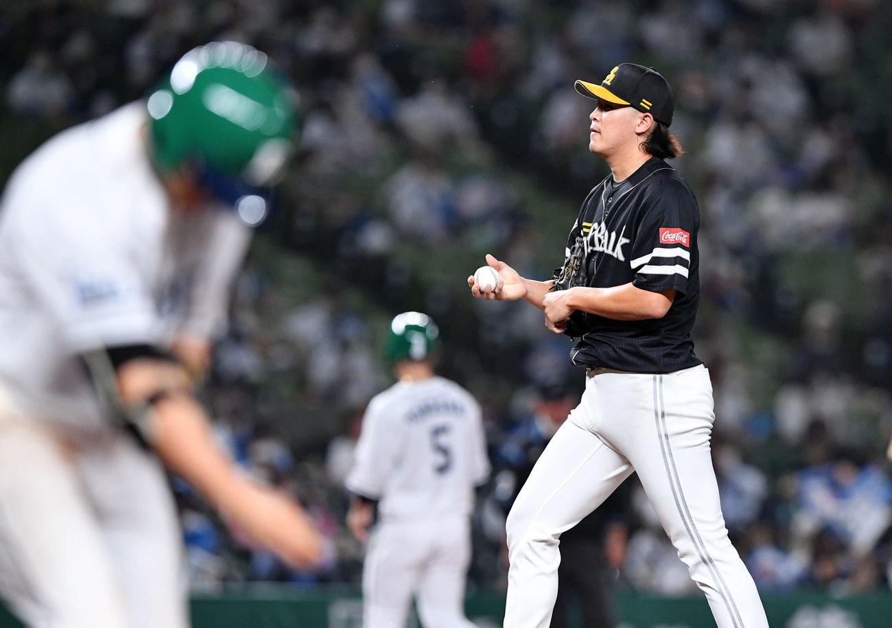 西武対ソフトバンク　3回裏西武2死満塁、呉（手前）に押し出し四球を与える杉山（撮影・滝沢徹郎）