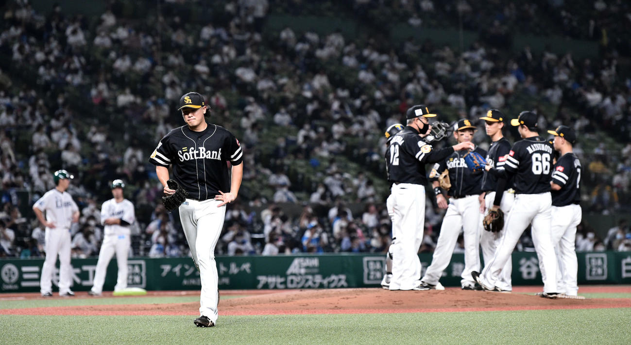 西武対ソフトバンク　3回裏、交代しベンチへ引き揚げるソフトバンク先発の杉山（手前）（撮影・滝沢徹郎）