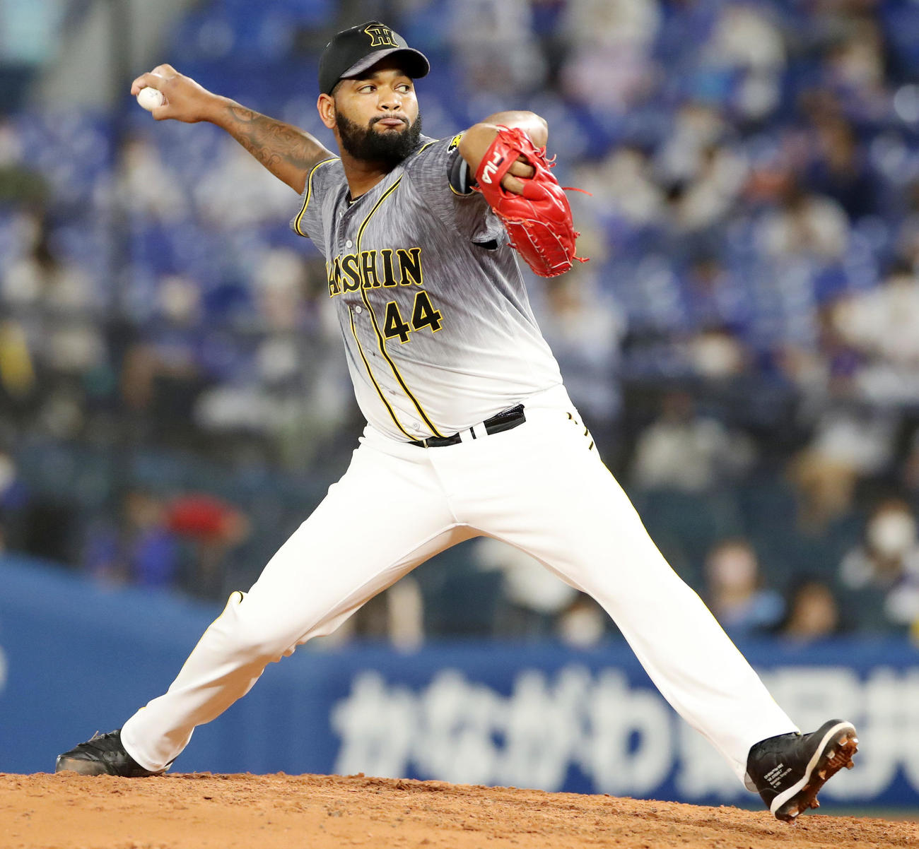 阪神2番手で登板するアルカンタラ（撮影・加藤哉）