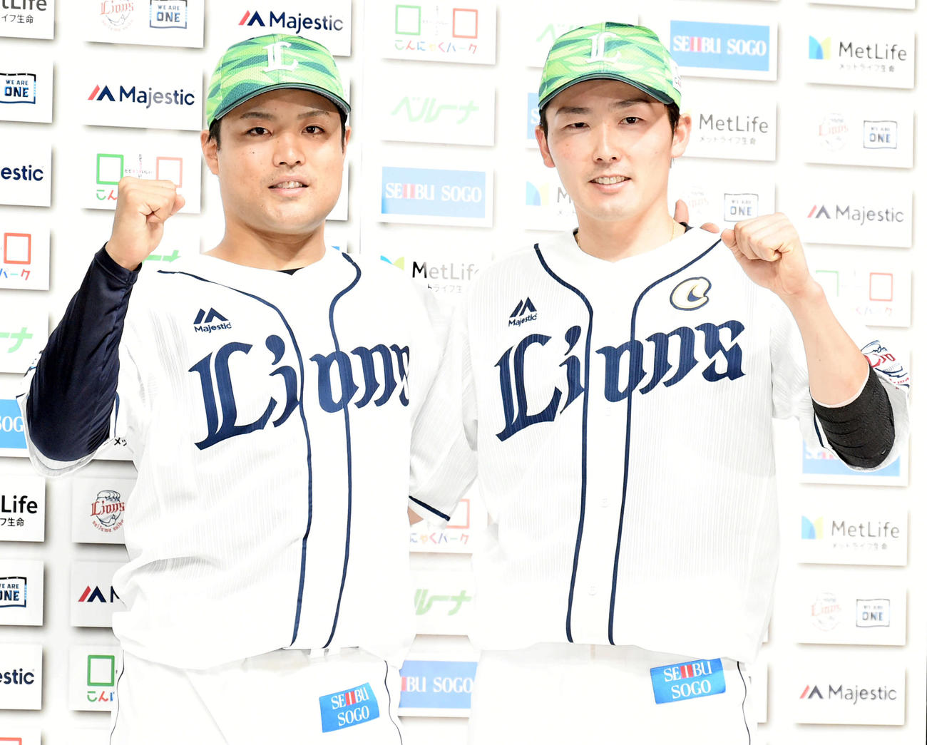 西武対ソフトバンク　ヒーローインタビューを終えポーズを決める西武松本（左）と源田（撮影・滝沢徹郎）