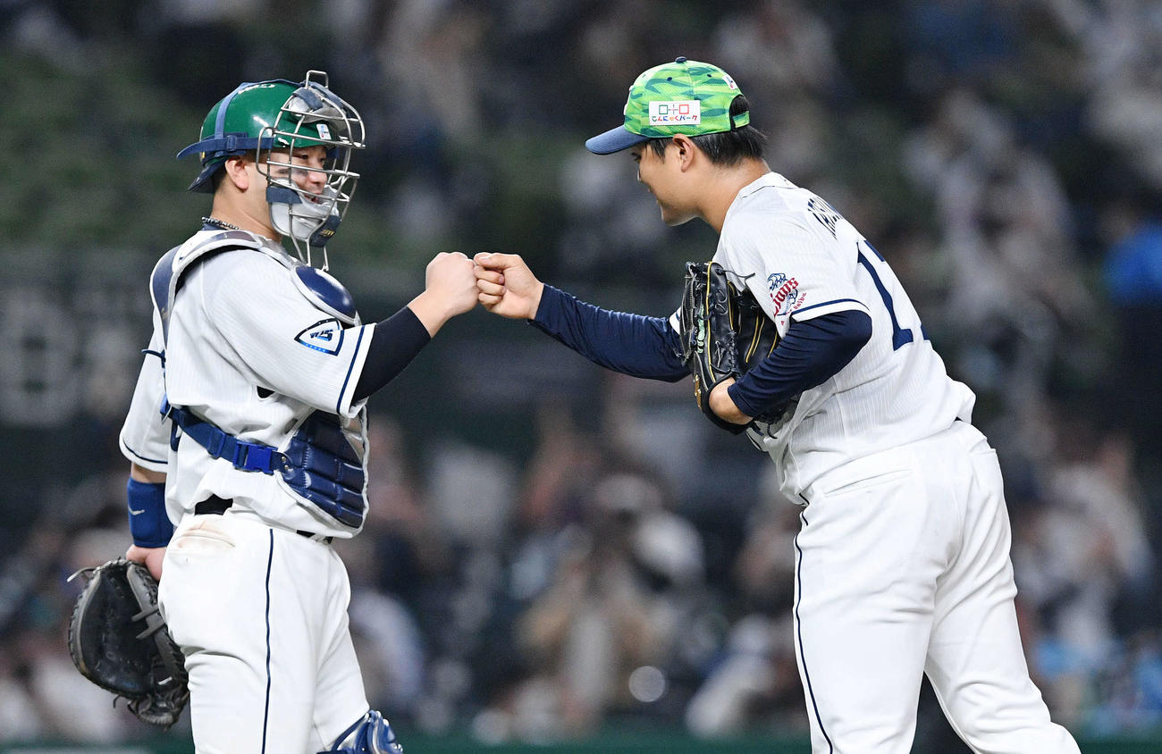 西武対ソフトバンク　完封勝利した西武松本（右）は捕手森とグータッチ（撮影・滝沢徹郎）