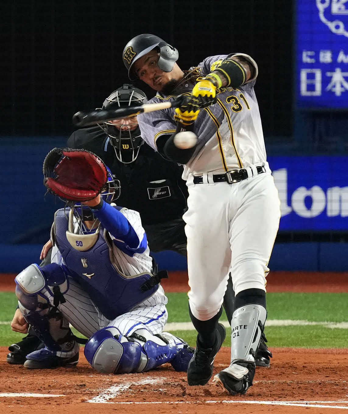 DeNA対阪神　3回表阪神2死一塁、左翼線へ適時二塁打を放つマルテ（撮影・横山健太）