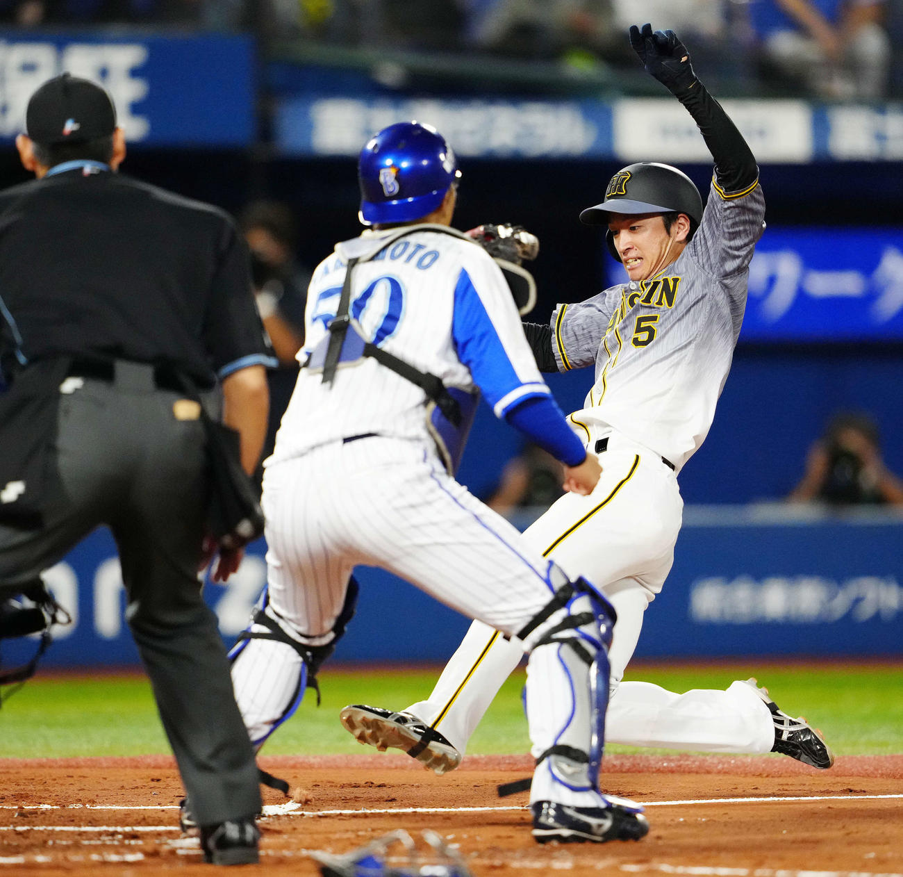 DeNA対阪神　3回表阪神2死一塁、マルテの先制適時二塁打で生還する近本（撮影・江口和貴）