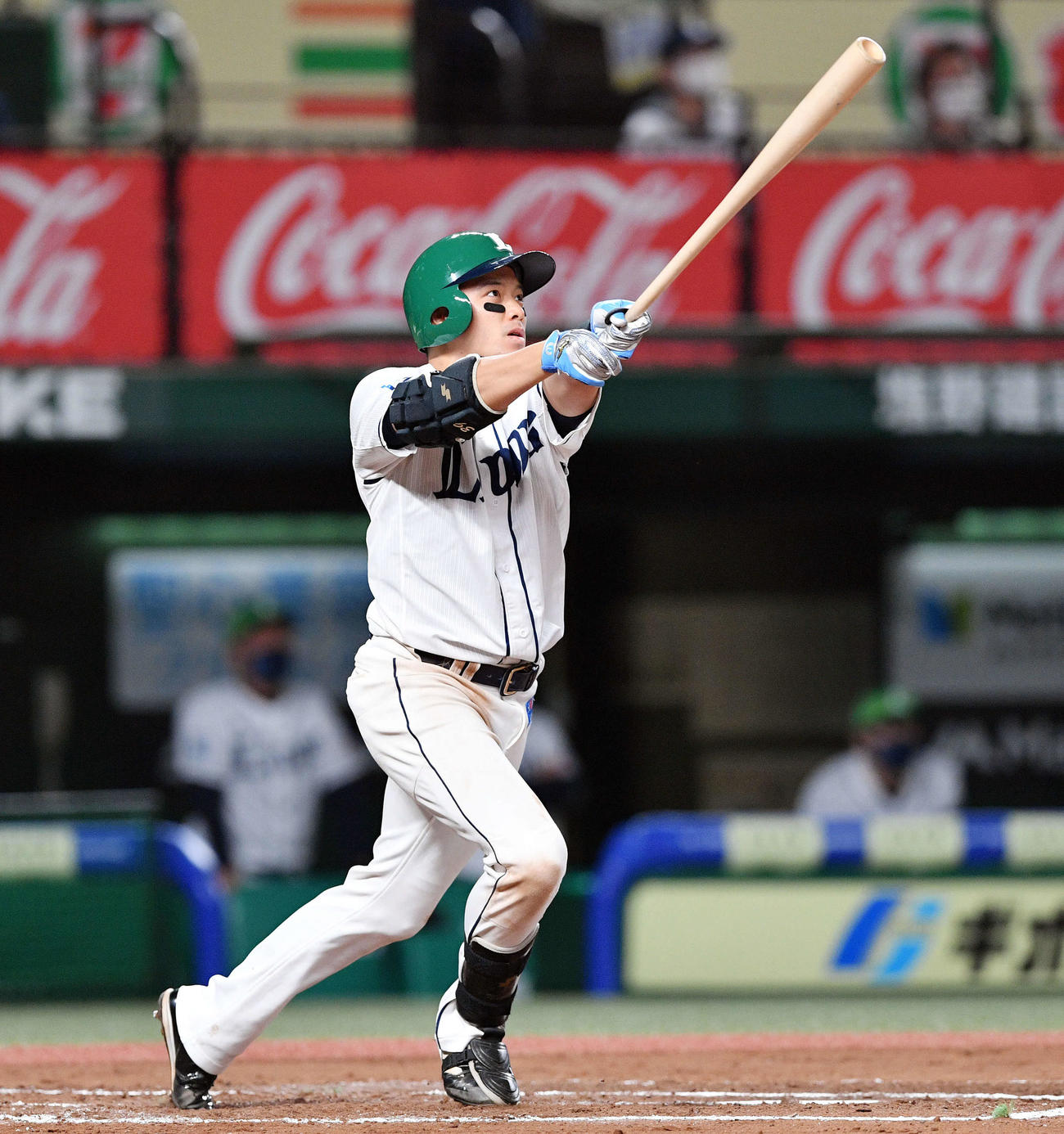 西武対ソフトバンク　7回裏西武1死、呉は右越えソロ本塁打を放つ（撮影・滝沢徹郎）