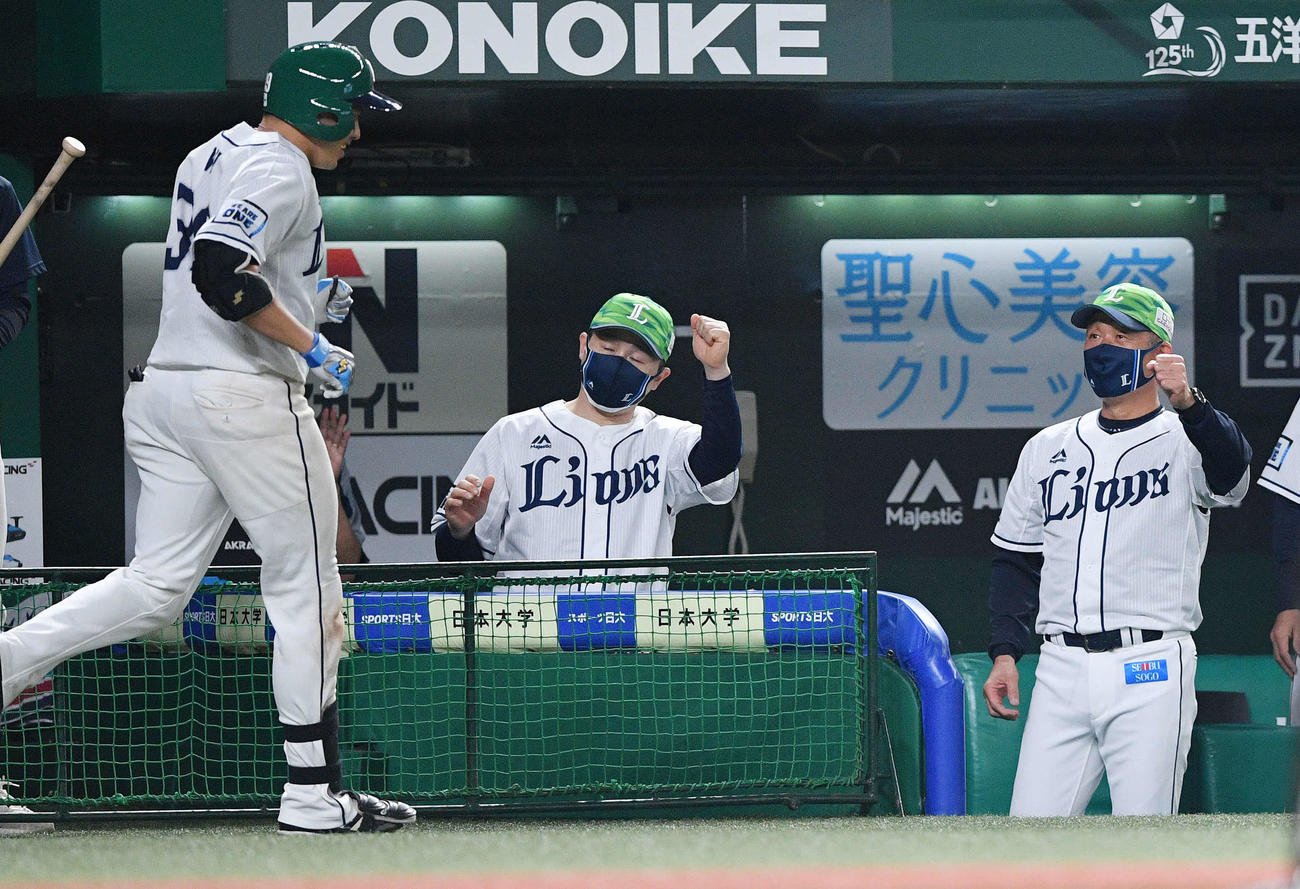 西武対ソフトバンク　7回裏西武1死、右越えソロ本塁打を放った呉（左）を迎える辻監督（右）（撮影・滝沢徹郎）