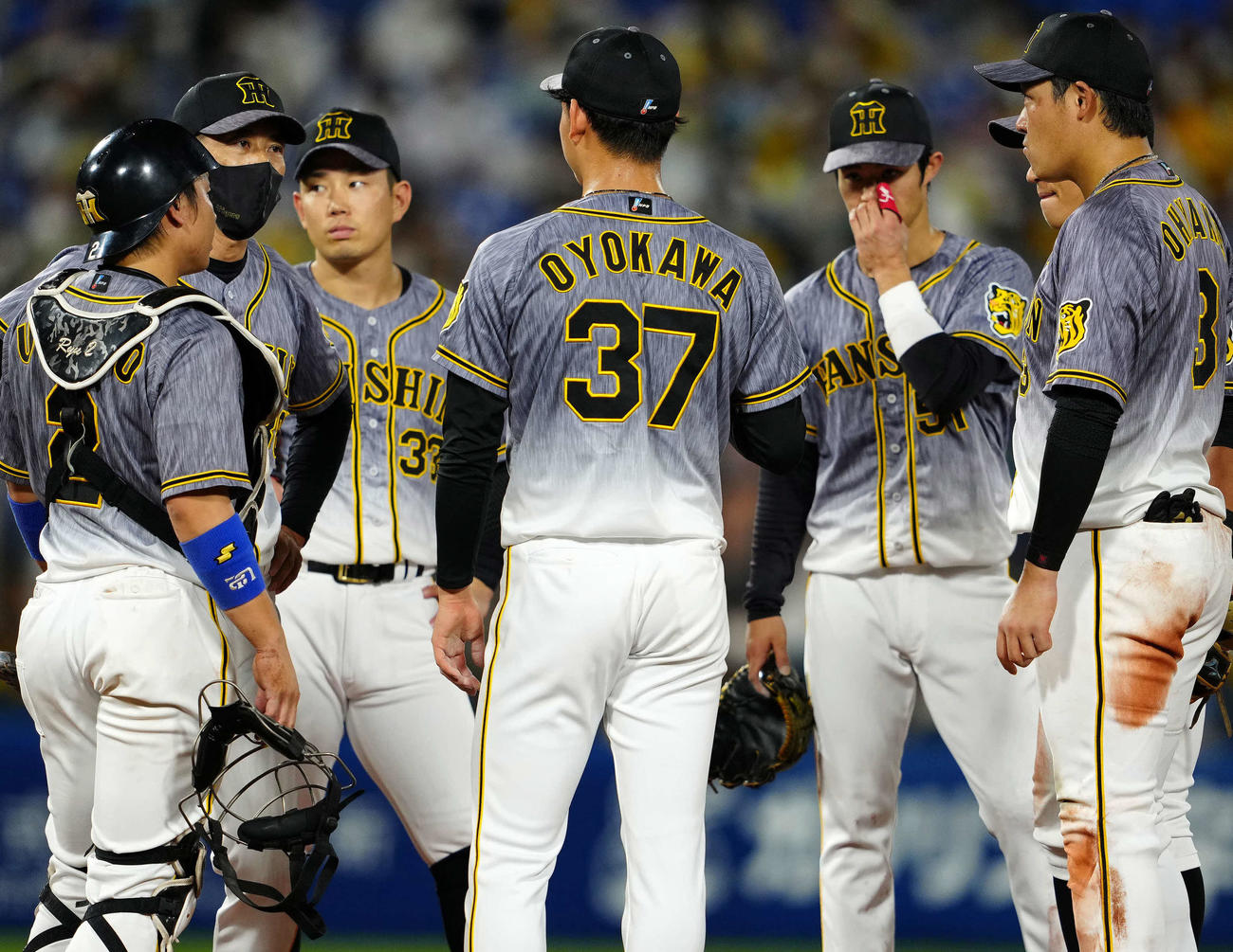 DeNA対阪神　8回裏、マウンドの阪神及川（左から4人目）を激励する矢野監督（同2人目）（撮影・江口和貴）