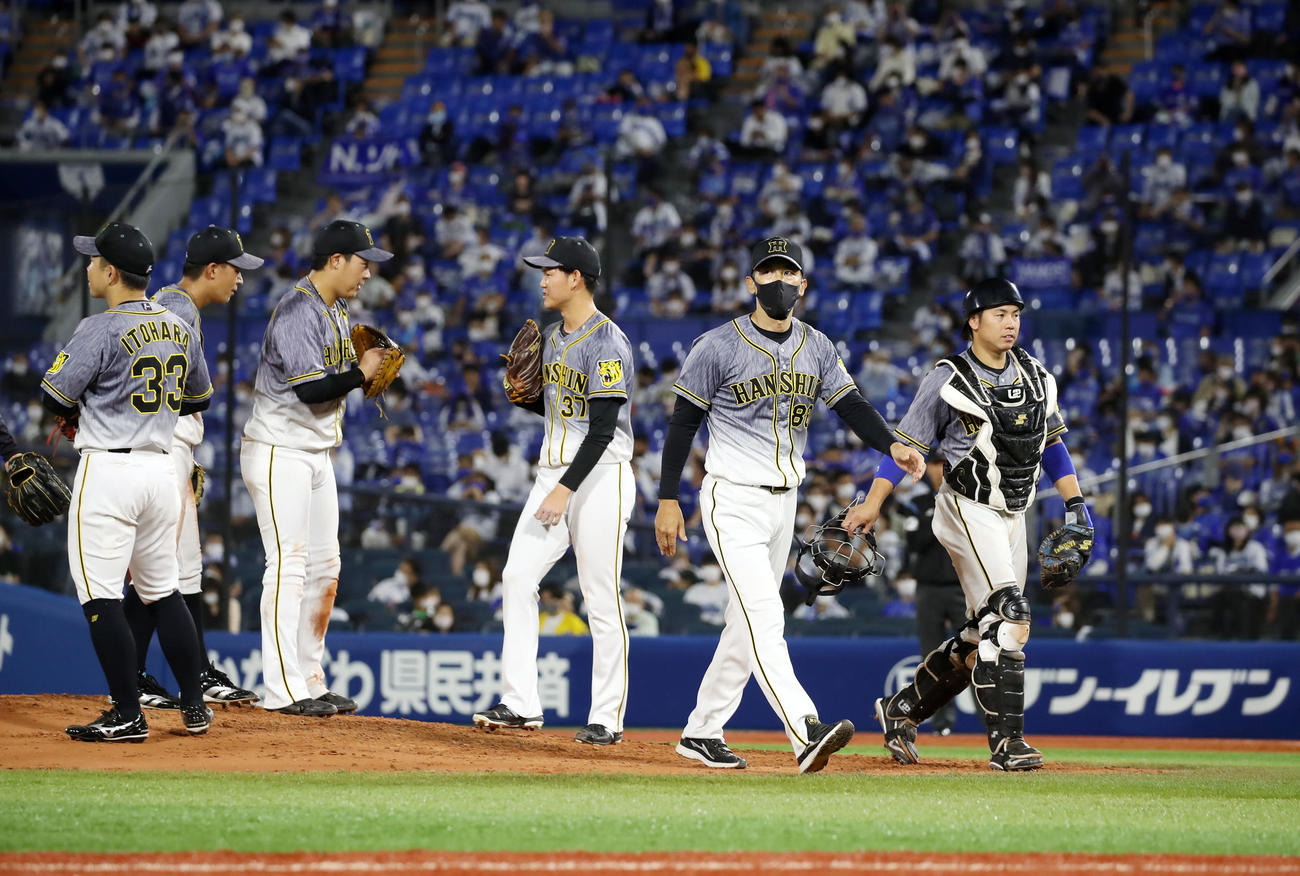 DeNA対阪　8回裏DeNA1死二塁、矢野監督がマウンドへ向かい及川らナインに声をかける（撮影・加藤哉）