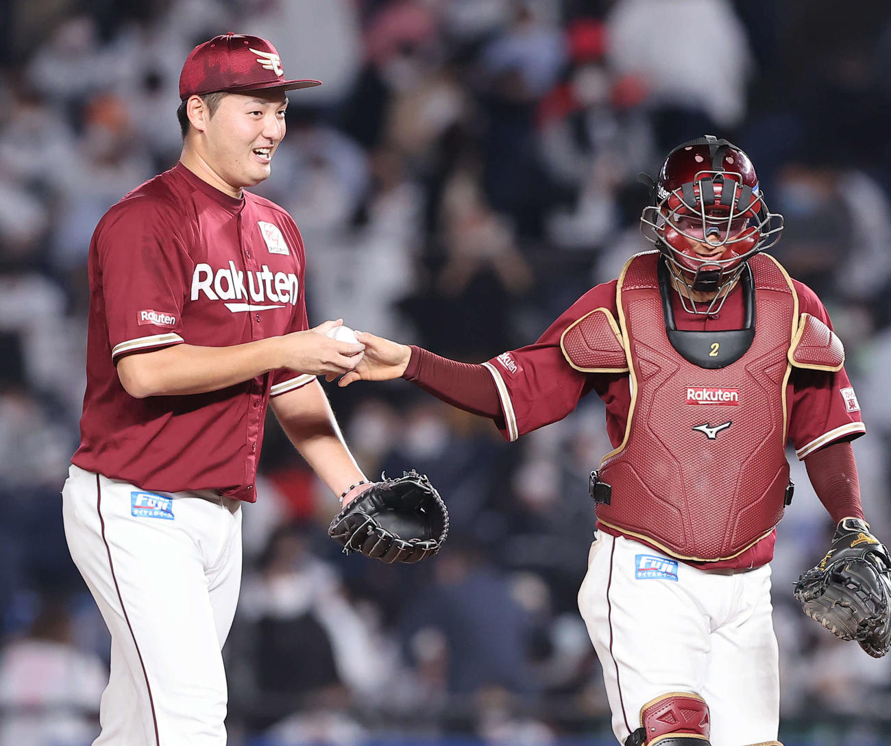 ロッテ対楽天　ロッテに勝利し笑顔を見せる楽天安楽（左）は捕手太田から勝利球を渡されて笑顔を見せる（撮影・垰建太）