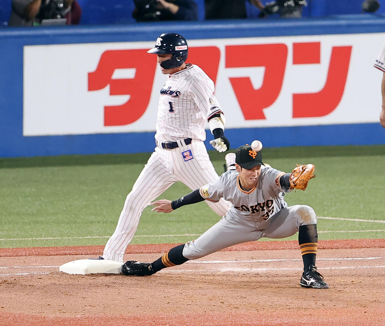 ヤクルト対巨人　9回裏ヤクルト2死二塁、山田（奥）はボテボテの遊内野安打を放ち一塁セーフ。サヨナラを呼び込む（撮影・浅見桂子）