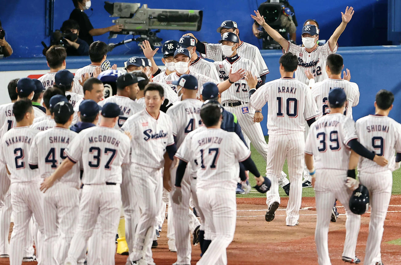 ヤクルト対巨人　9回裏ヤクルト2死二塁、サヨナラ勝利し、バンザイでナインを迎える高津監督（右後方）（撮影・浅見桂子）