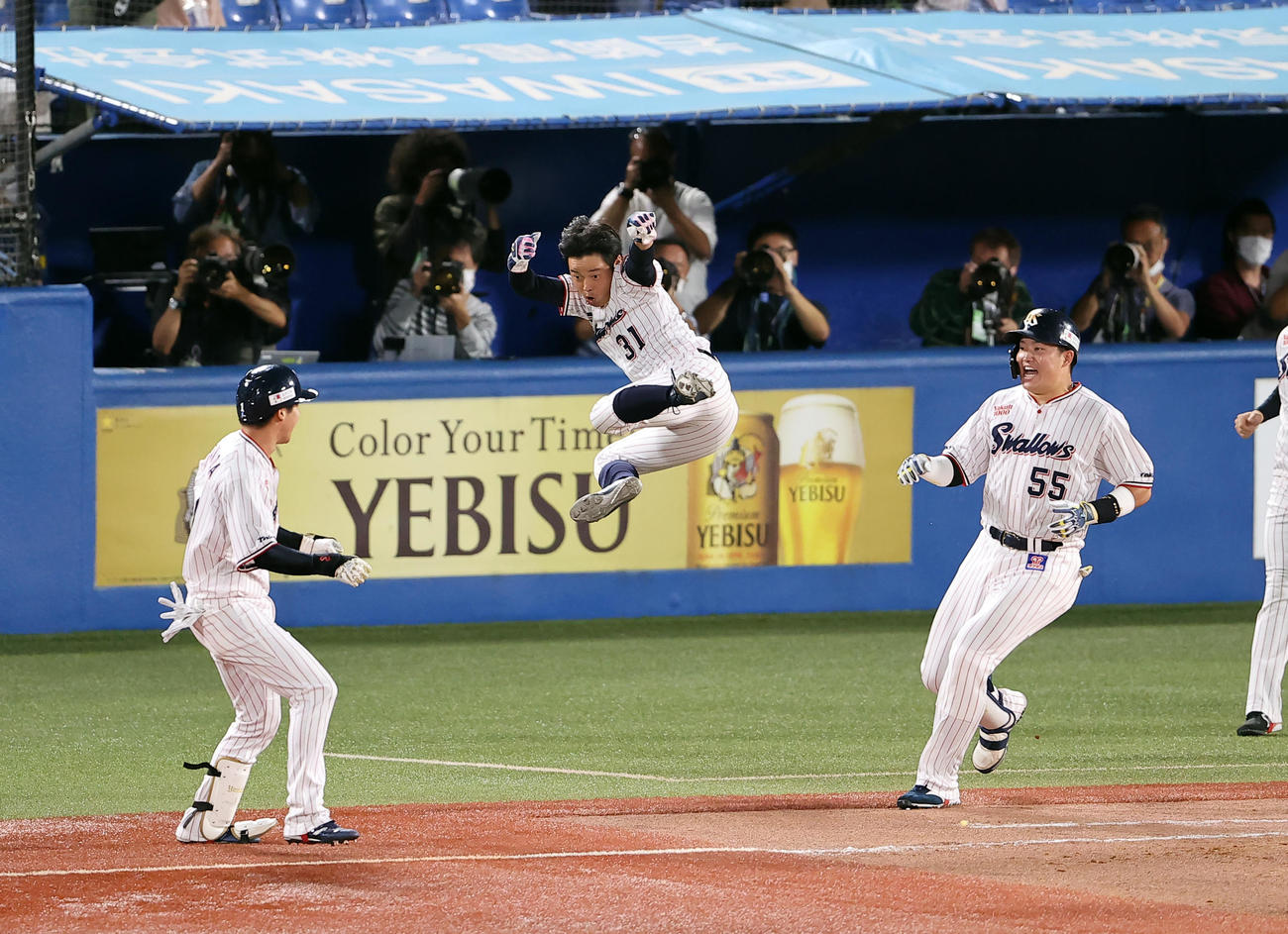 ヤクルト対巨人　9回裏ヤクルト2死二塁、山田（左）がボテボテのサヨナラ遊内野安打を放ち、跳び蹴りする山崎（中央）は跳び蹴りする。右は村上（撮影・浅見桂子）