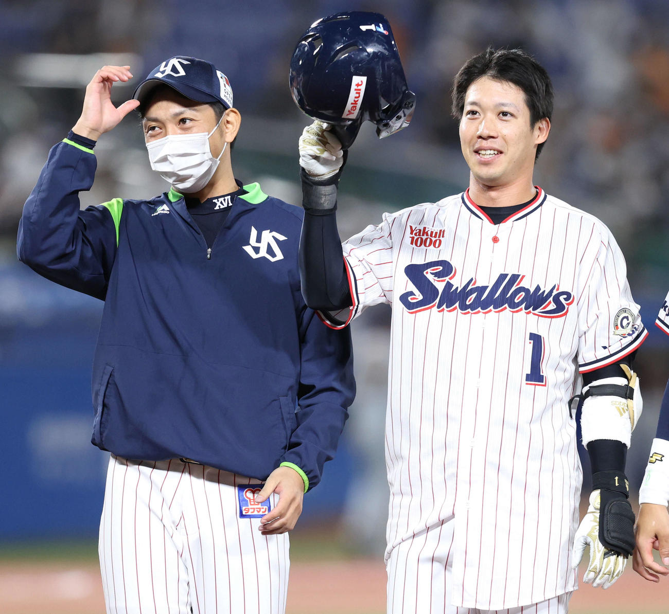 ヤクルト対巨人　巨人にサヨナラ勝ちし、観客にあいさつする原（左）と山田（撮影・河田真司）