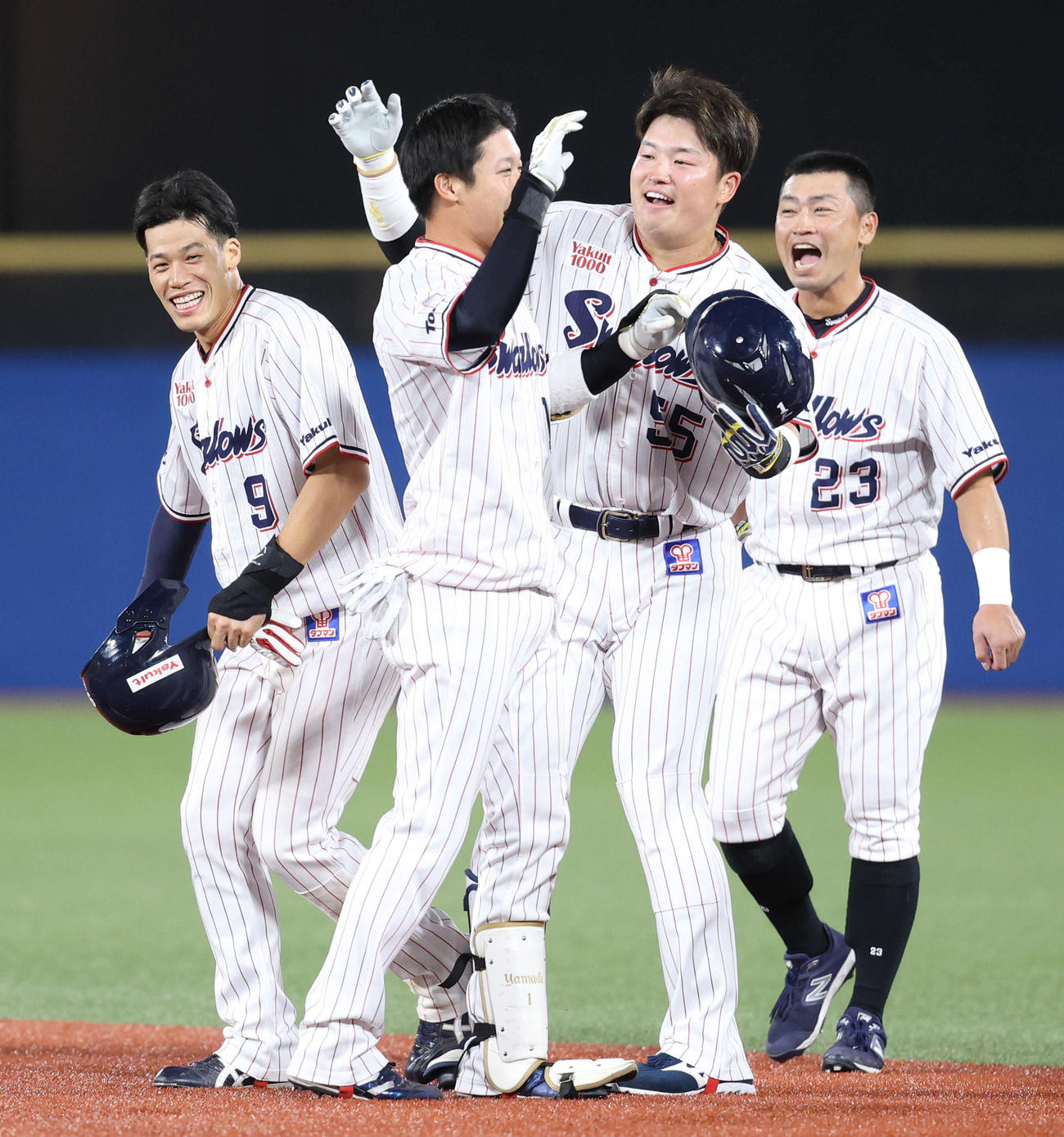 ヤクルト対巨人　巨人にサヨナラ勝ちし歓喜する、左からヤクルトの塩見、山田、村上、青木（撮影・河田真司）
