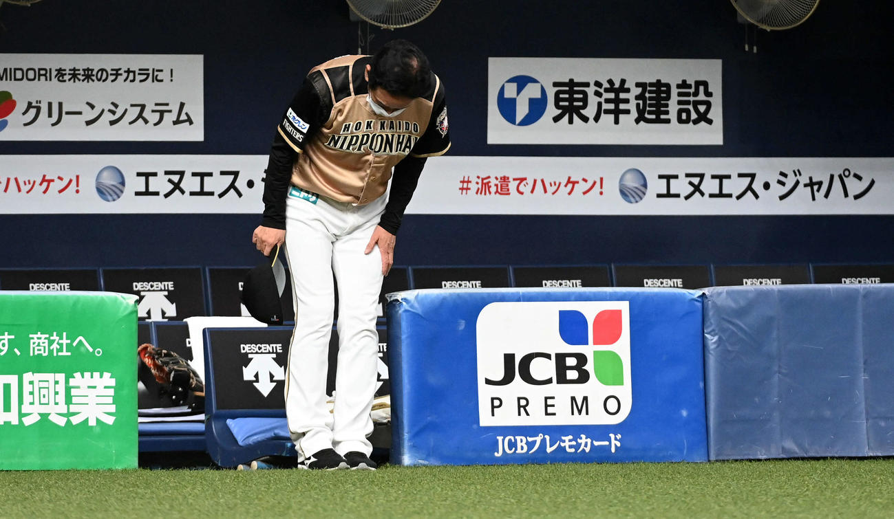 オリックス対日本ハム　ビジターでのオリックス戦を終え一礼して引き揚げる栗山監督（撮影・前岡正明）