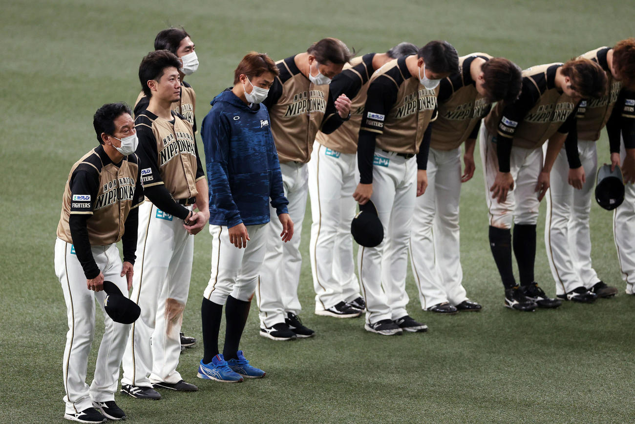 オリックス対日本ハム　試合後、京セラドーム大阪の日本ハムファンにあいさつする栗山監督（左端）ら日本ハムナイン（撮影・前田充）