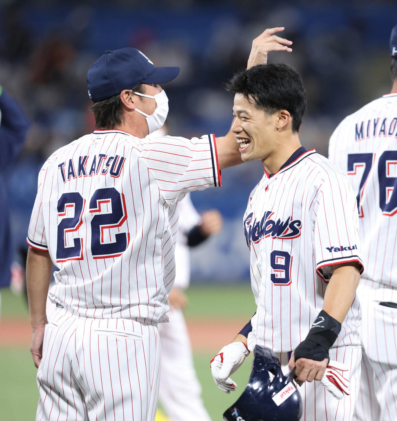 ヤクルト対巨人　巨人にサヨナラ勝ちし、高津監督（左）に迎えられる塩見（撮影・河田真司）