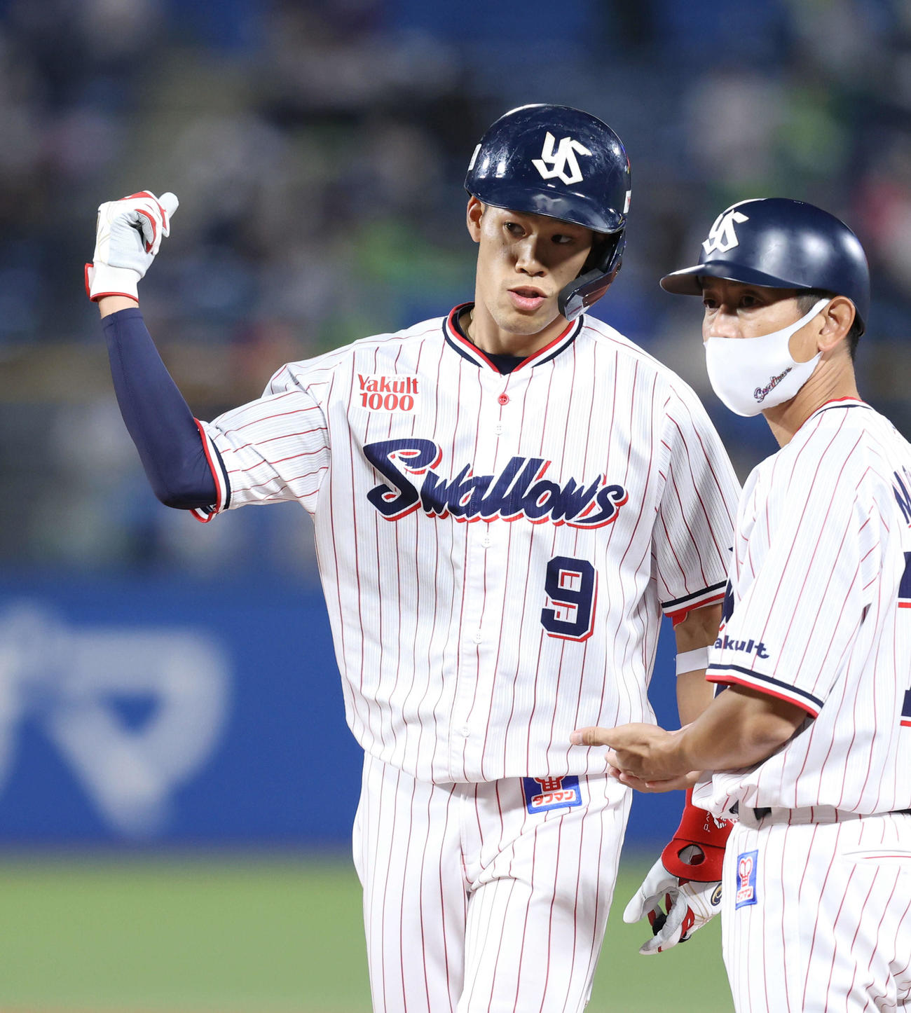ヤクルト対巨人　9回裏ヤクルト1死、左前打で出塁しガッツポーズする塩見（撮影・河田真司）