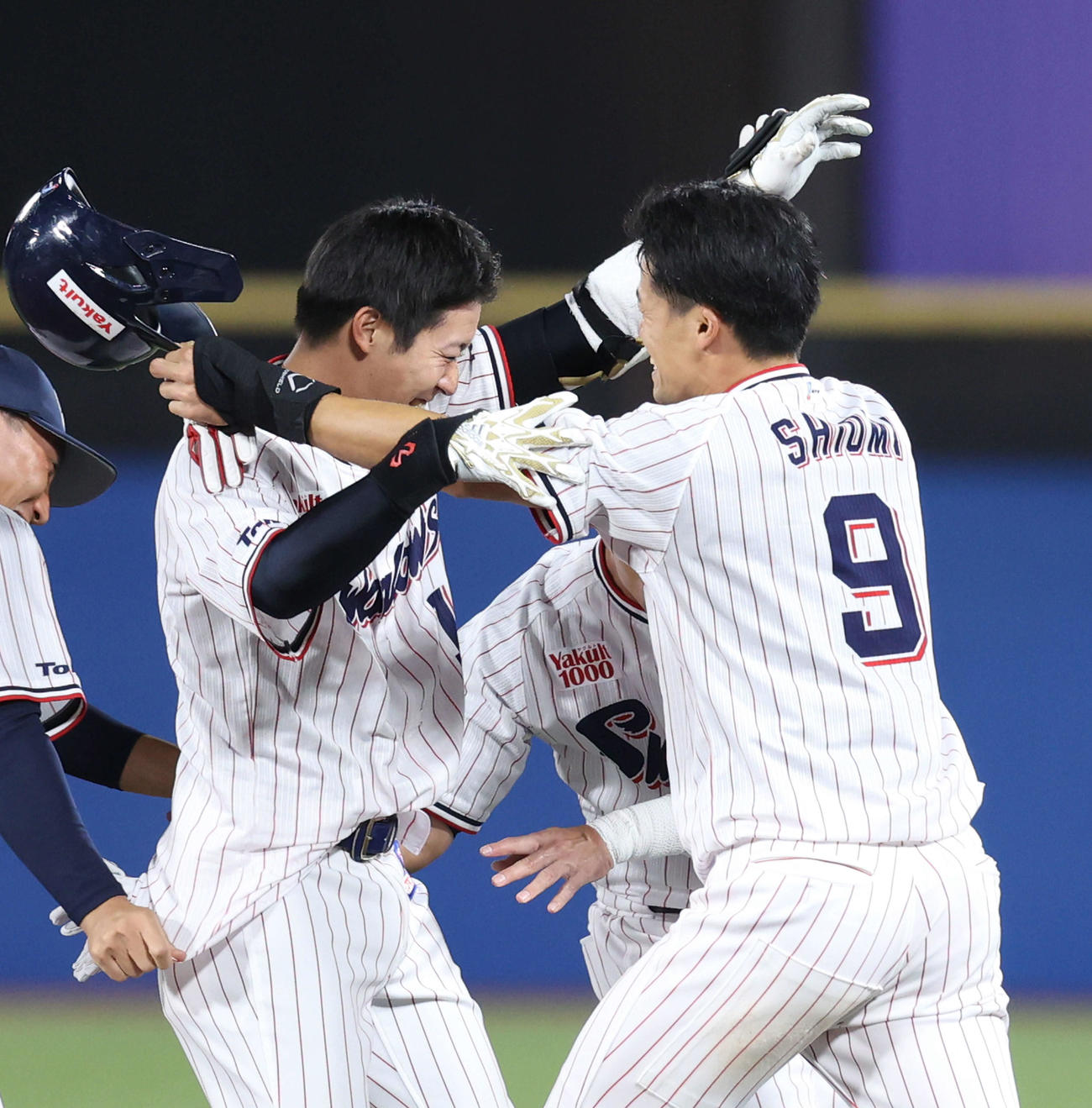 ヤクルト対巨人　巨人にサヨナラ勝ちし、歓喜する山田（左）と塩見（撮影・河田真司）