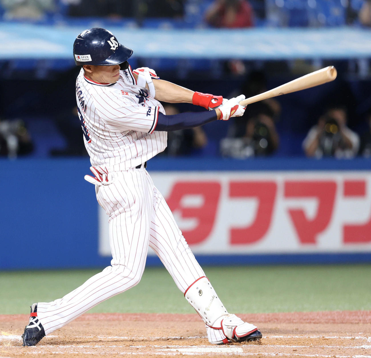 ヤクルト対巨人　9回裏ヤクルト1死、左前打を放つ塩見（撮影・河田真司）