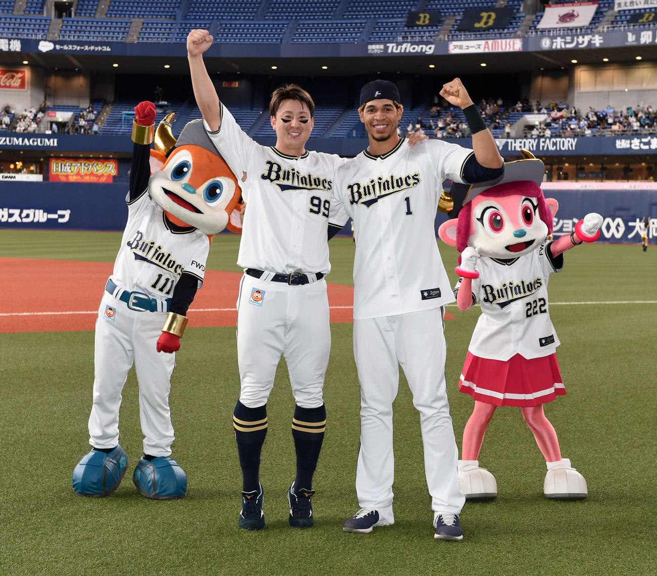 オリックス対日本ハム　笑顔でガッツポーズを見せる杉本（左）とモヤ（撮影・前岡正明）