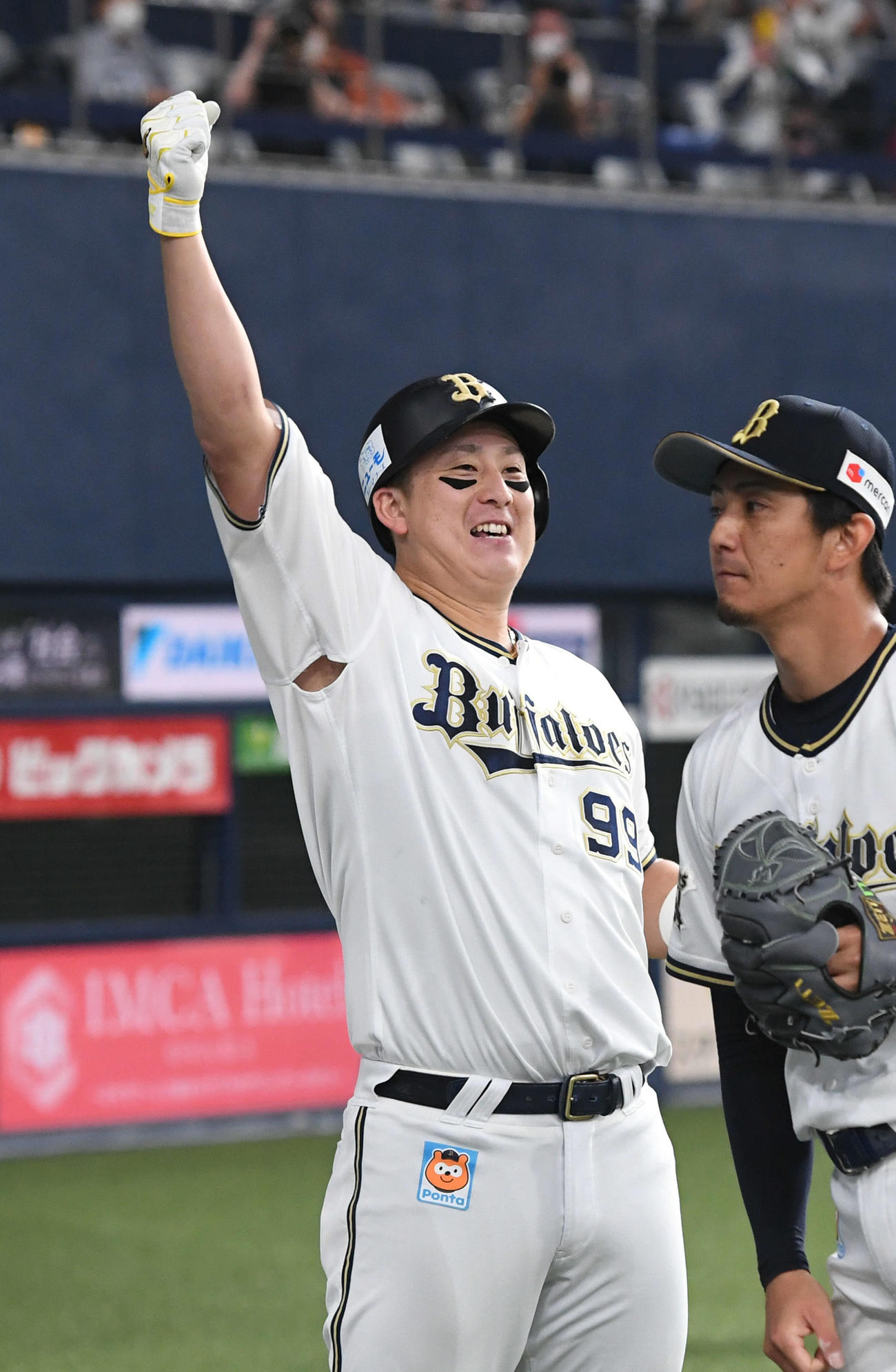 オリックス対日本ハム　3回裏オリックス2死、中越え本塁打を放ち昇天ポーズを決める杉本（撮影・前岡正明）