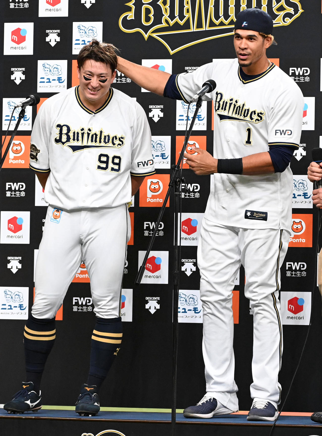 オリックス対日本ハム　ヒーローインタビューで笑顔を見せる杉本（左）とモヤ（撮影・前岡正明）