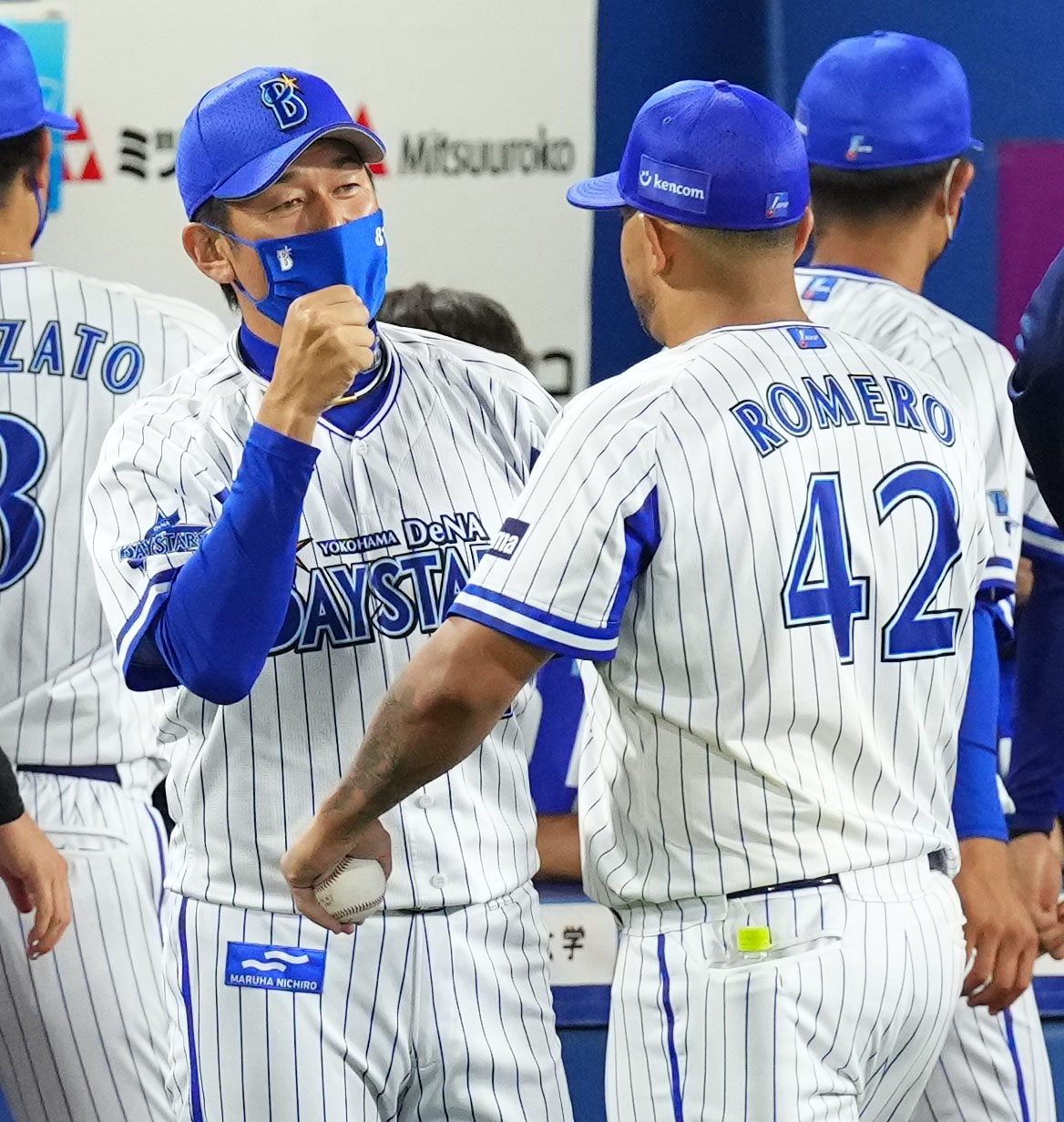 DeNA対阪神　タッチをかわすDeNA三浦監督（左）とロメロ（撮影・横山健太）